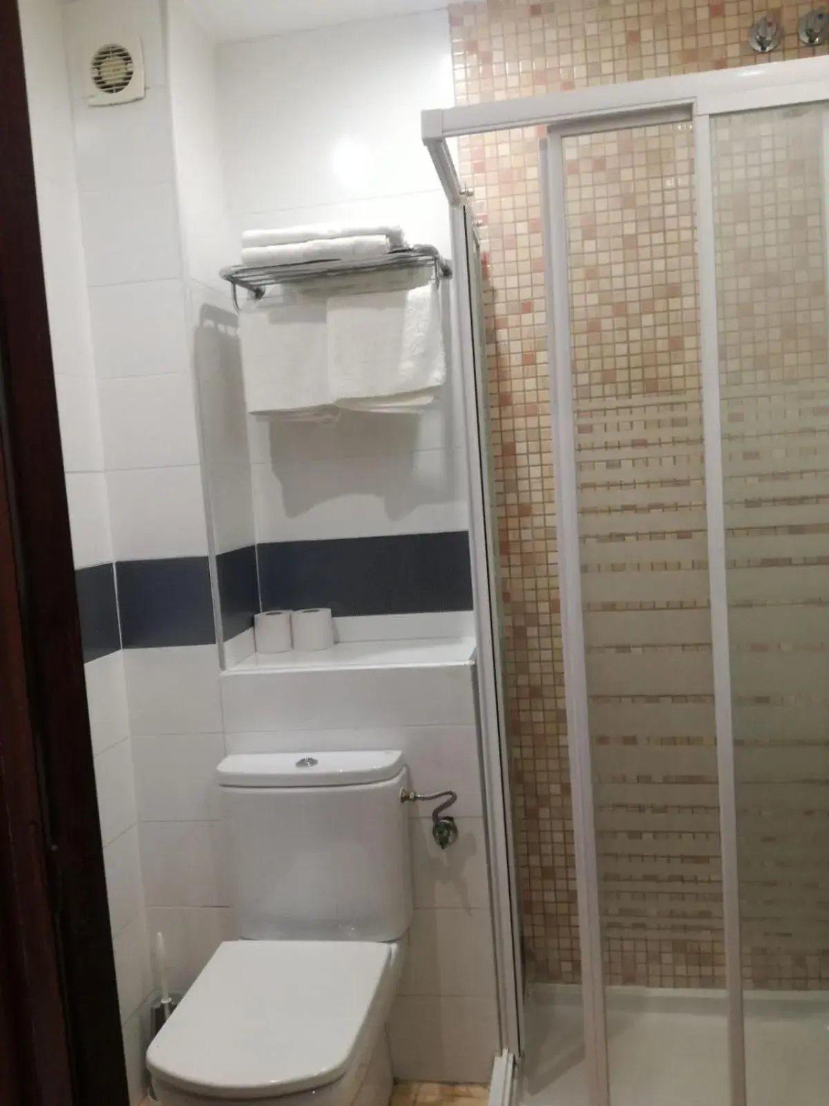 Basic Twin Room with Private Bathroom in Pensión San Ramón Basic Twin Room with Private Bathroom in Pensión San Ramón