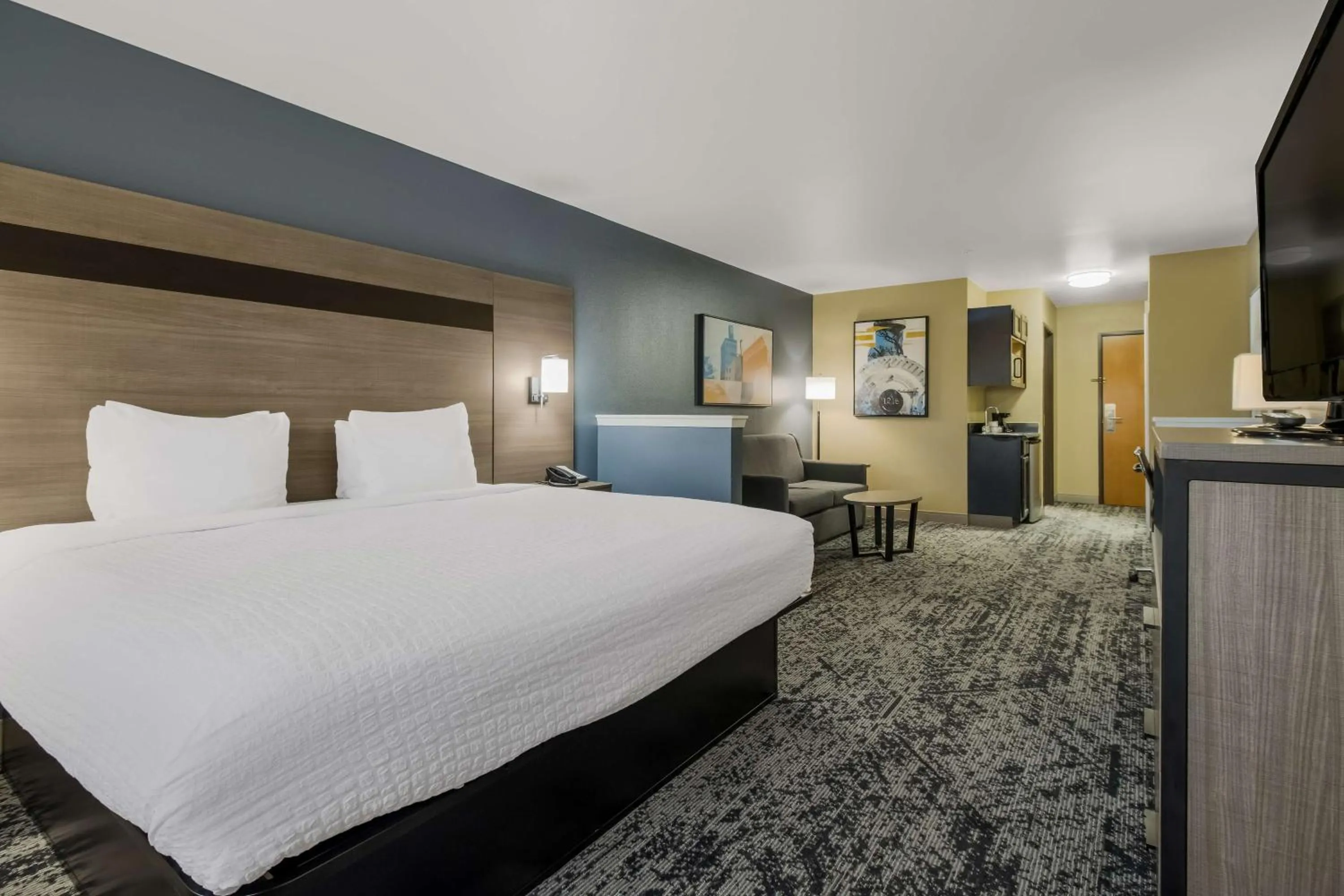 Photo of the whole room, Bed in Best Western Temple Inn & Suites