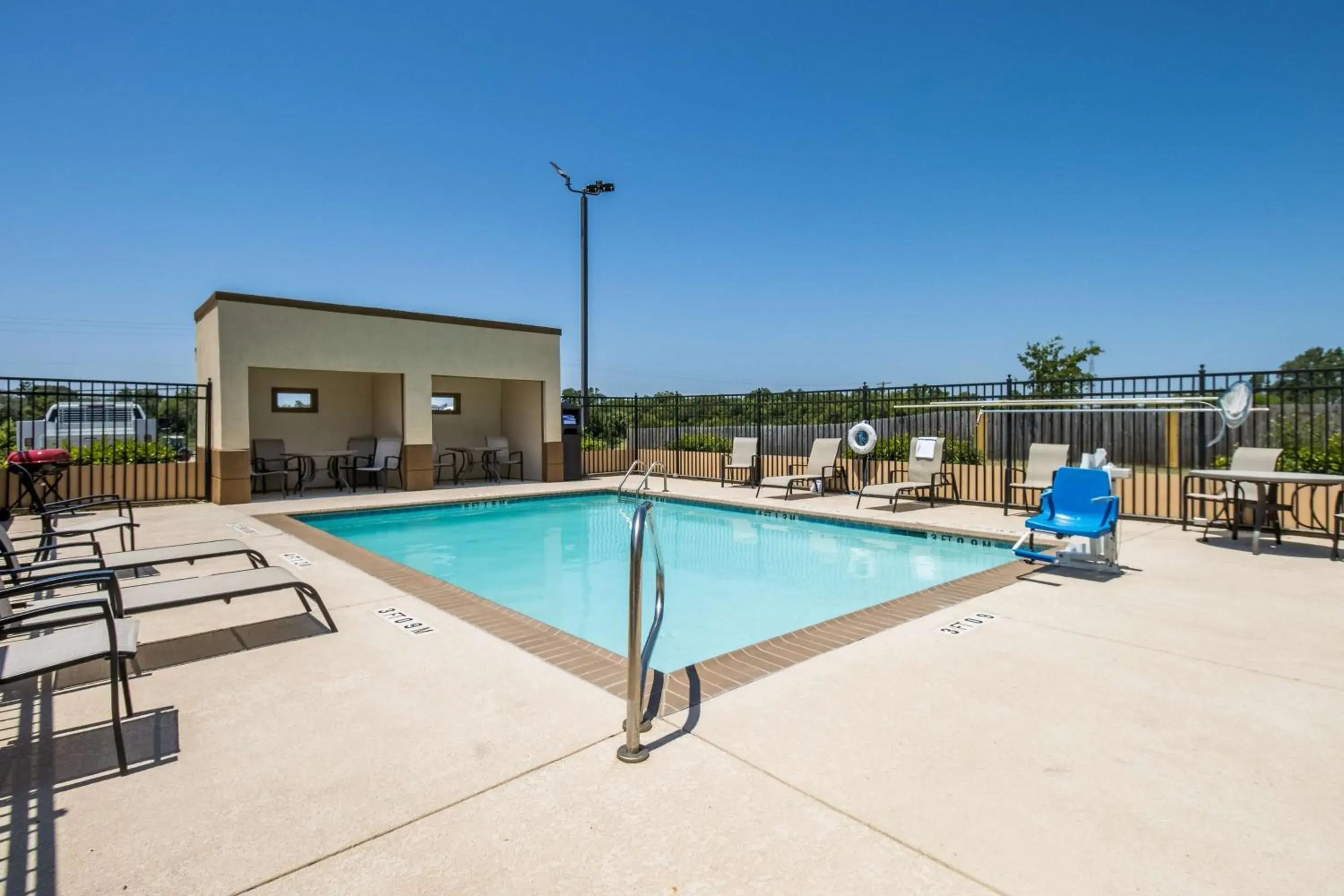 Pool view in Best Western Temple Inn & Suites Pool view in Best Western Temple Inn & Suites
