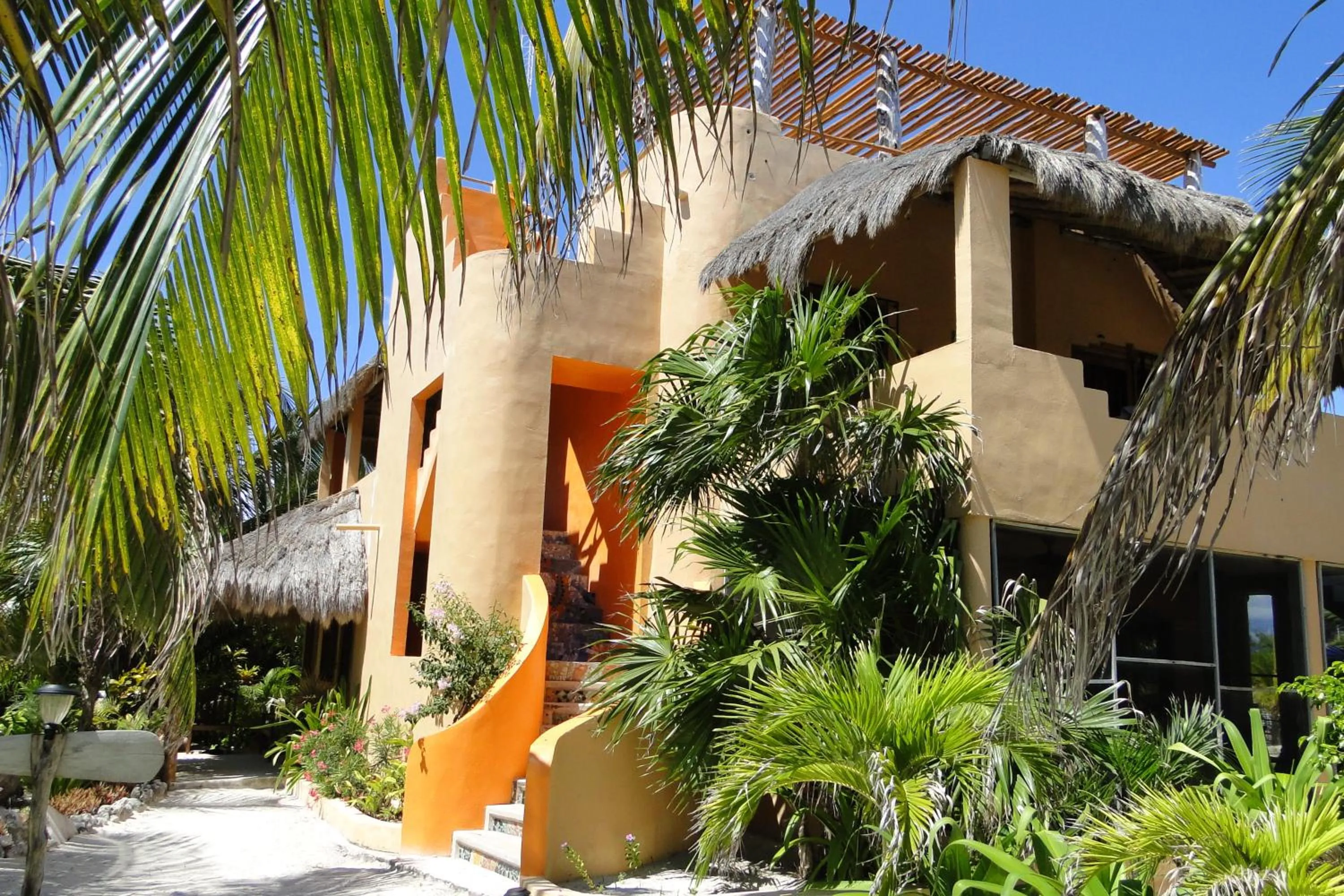Restaurant/places to eat in Mayan Beach Garden