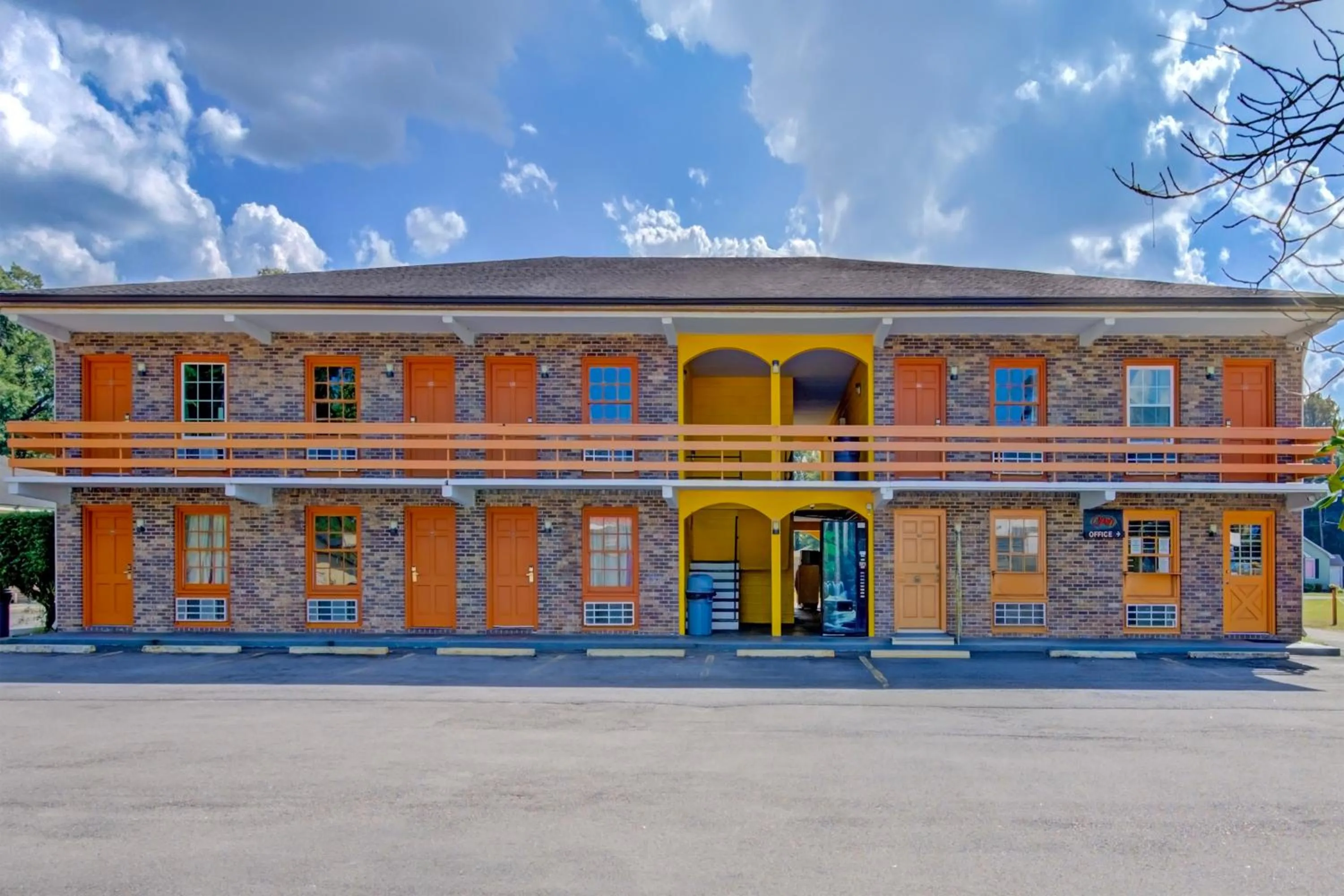 Property building in Hotel O Deluxe Inn Kingstree SC HWY 52