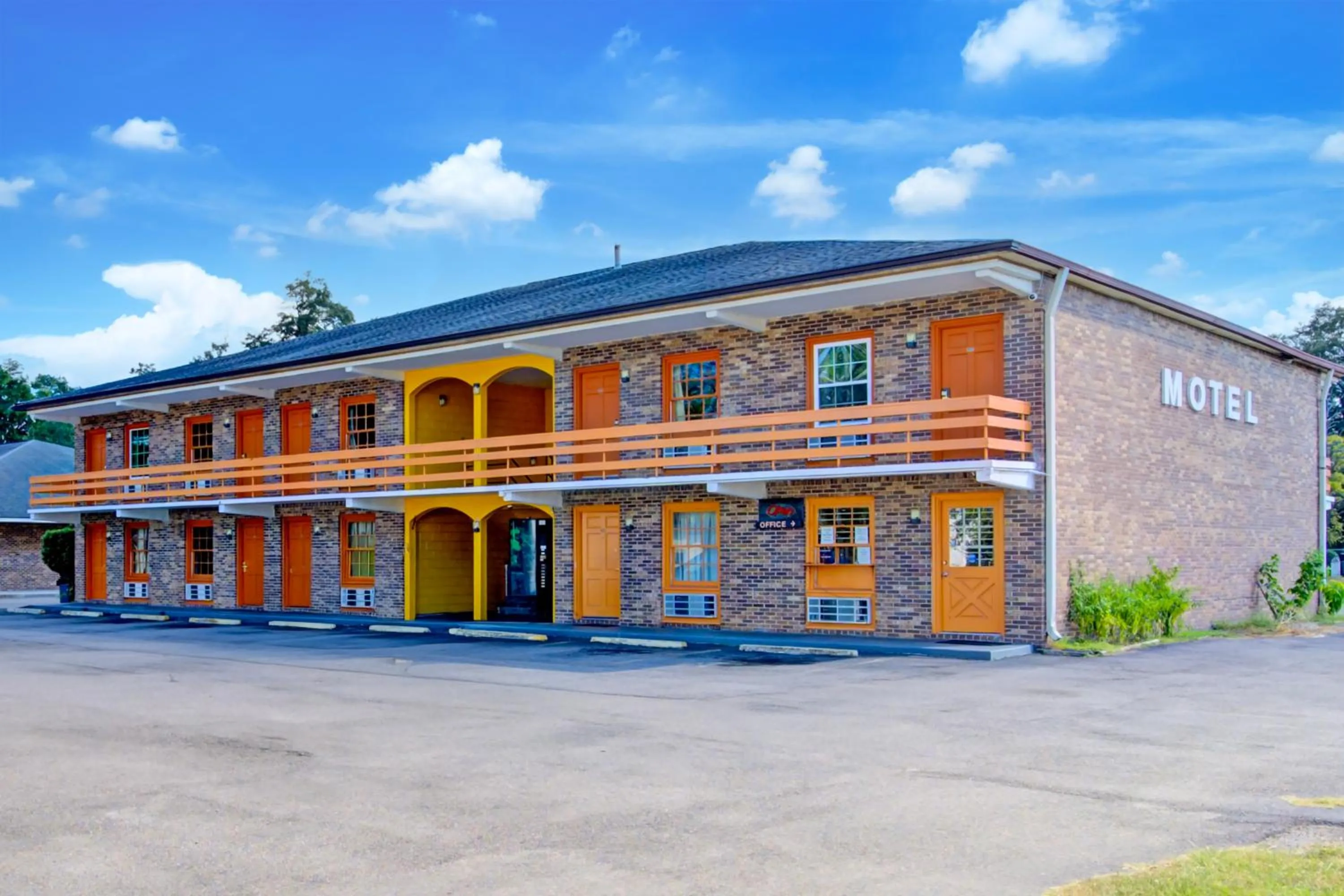 Property building in Hotel O Deluxe Inn Kingstree SC HWY 52