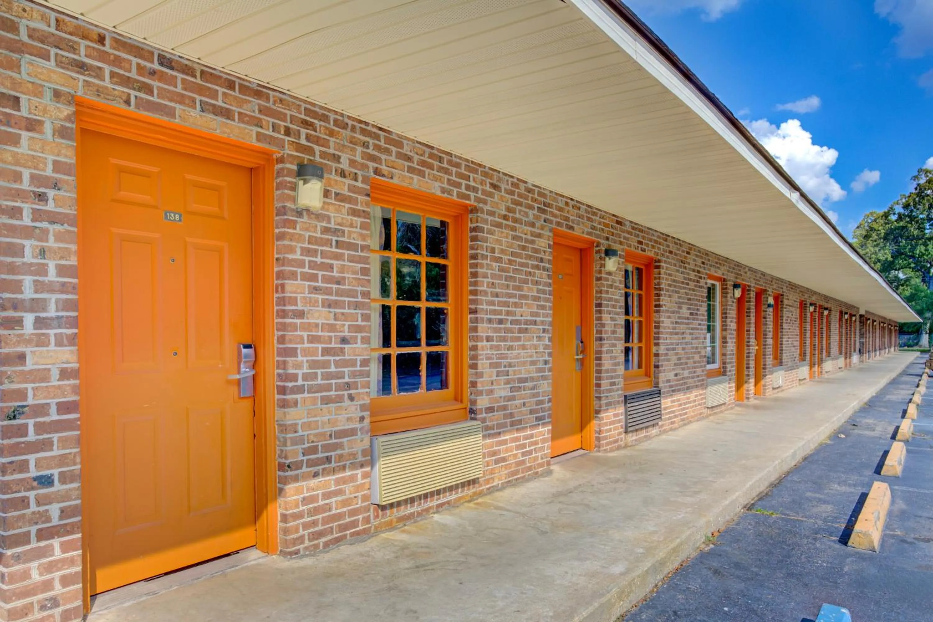 Property building in Hotel O Deluxe Inn Kingstree SC HWY 52