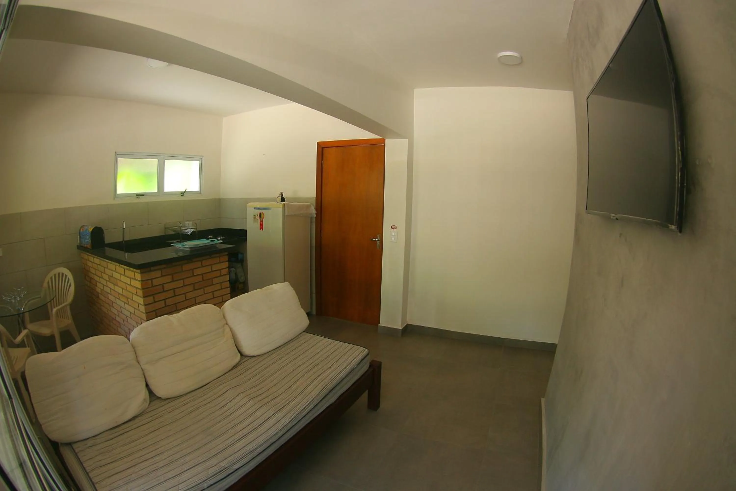 Communal lounge/ TV room in Pousada Tubes Maresias