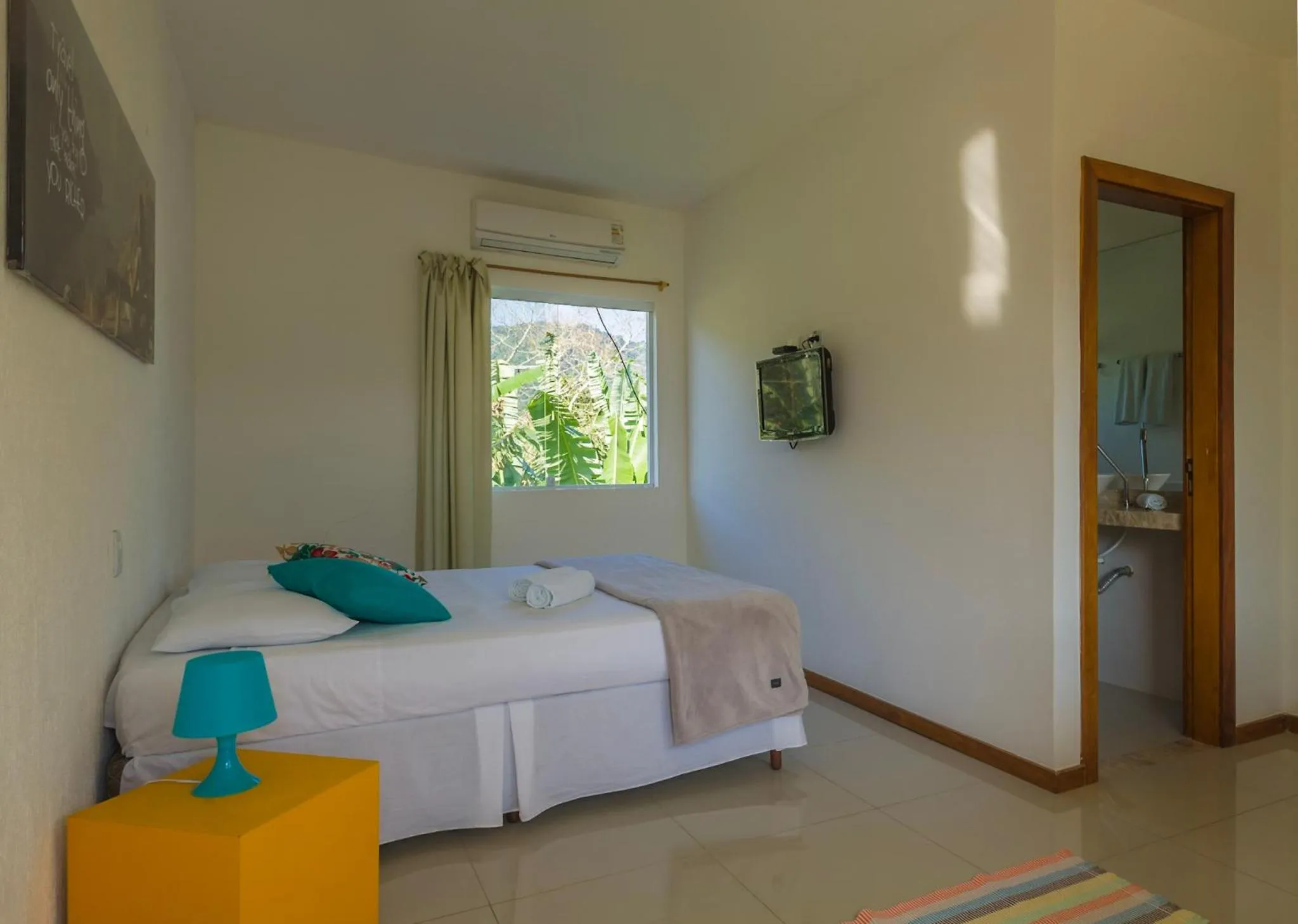 Bed in Pousada Tubes Maresias