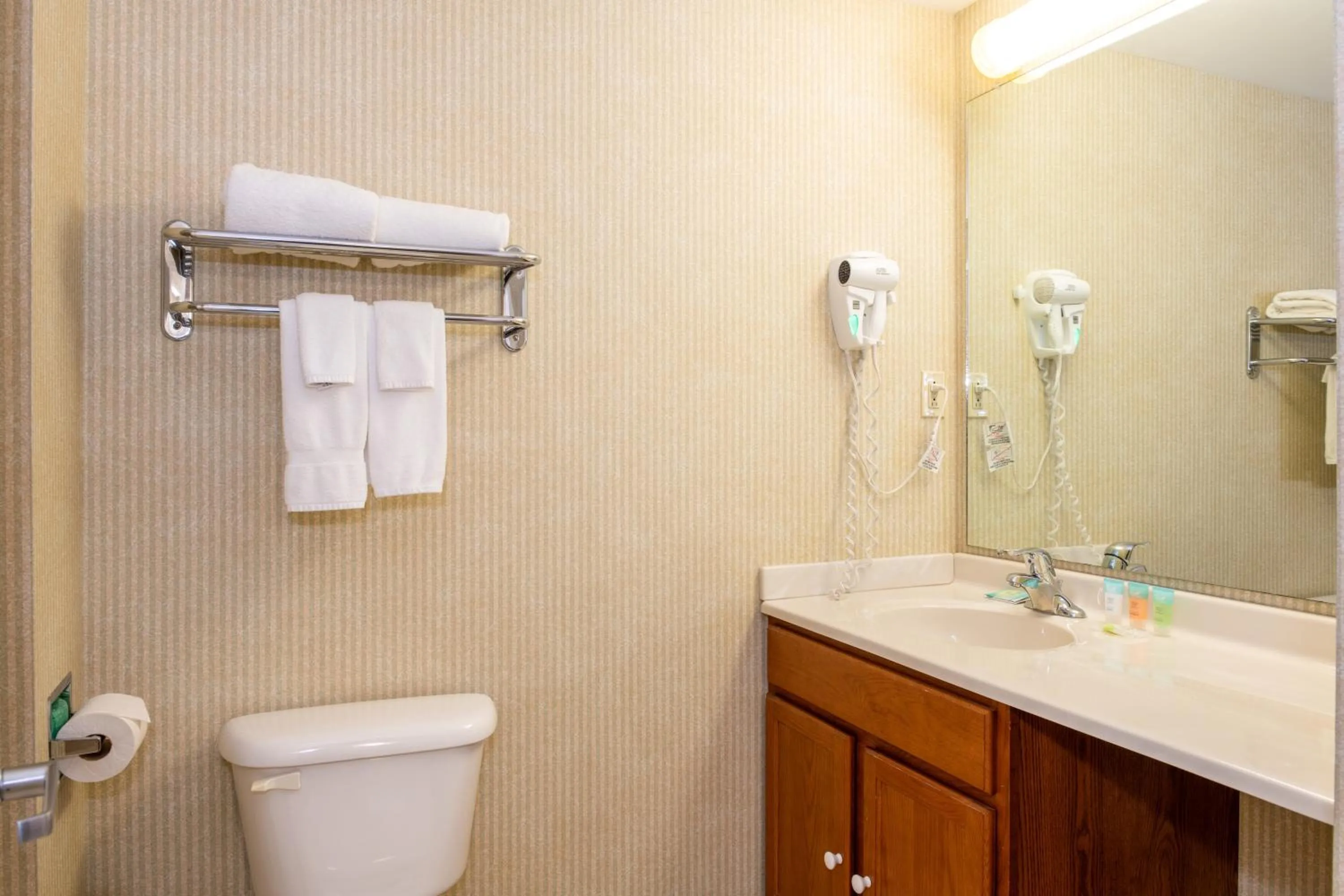 Bathroom in White River Inn & Suites
