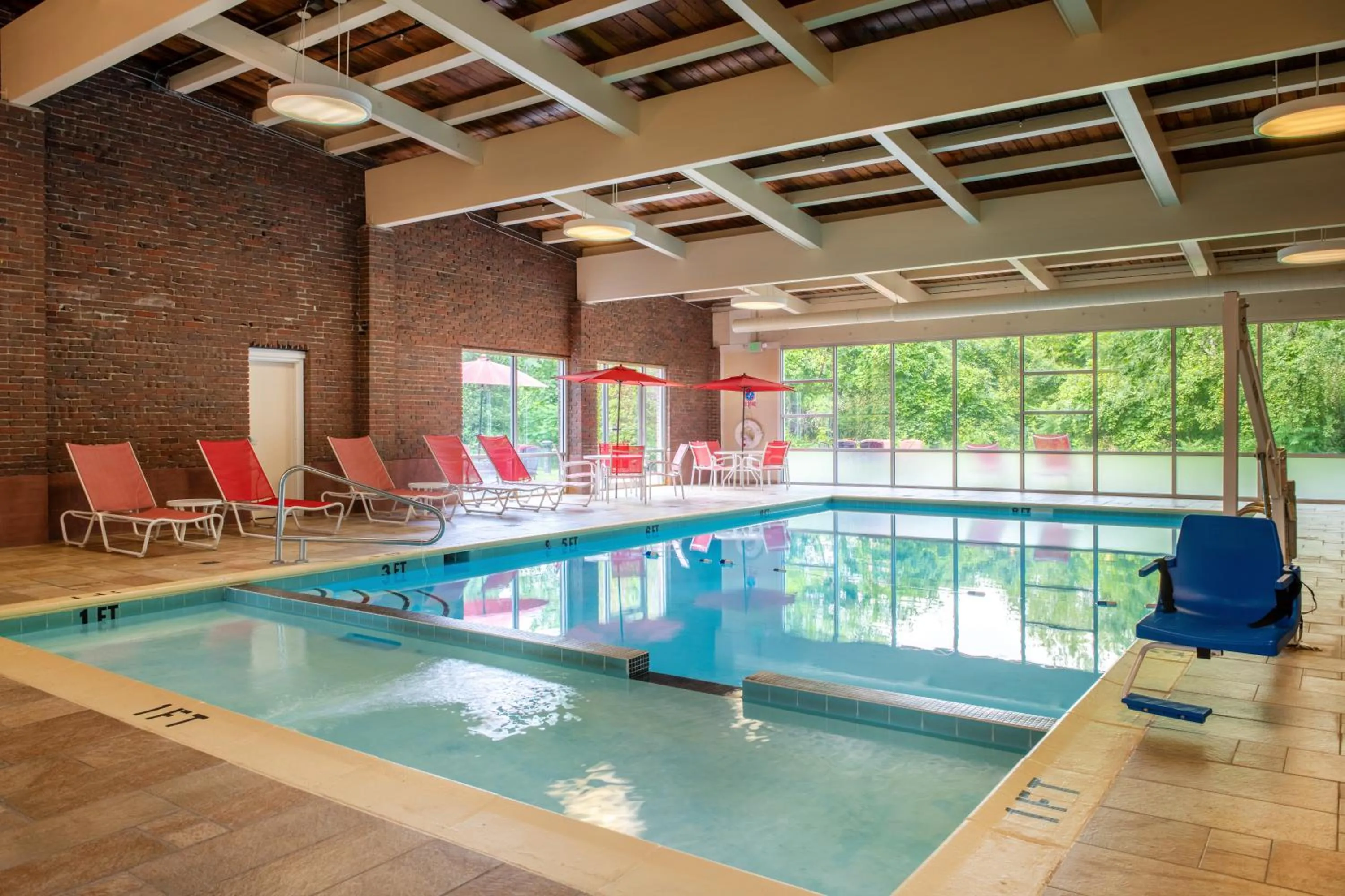 Swimming pool in White River Inn & Suites