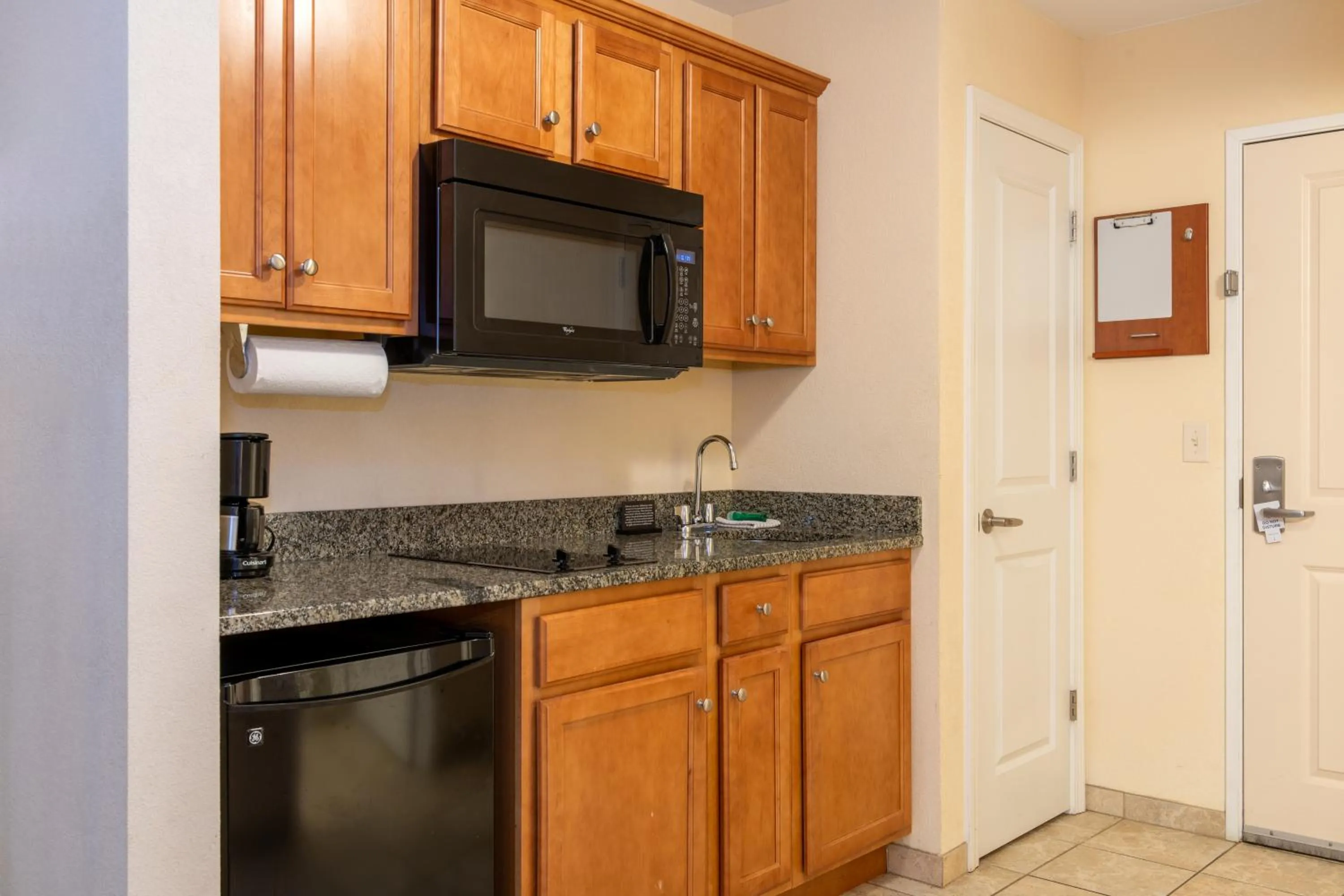 Kitchen or kitchenette in White River Inn & Suites