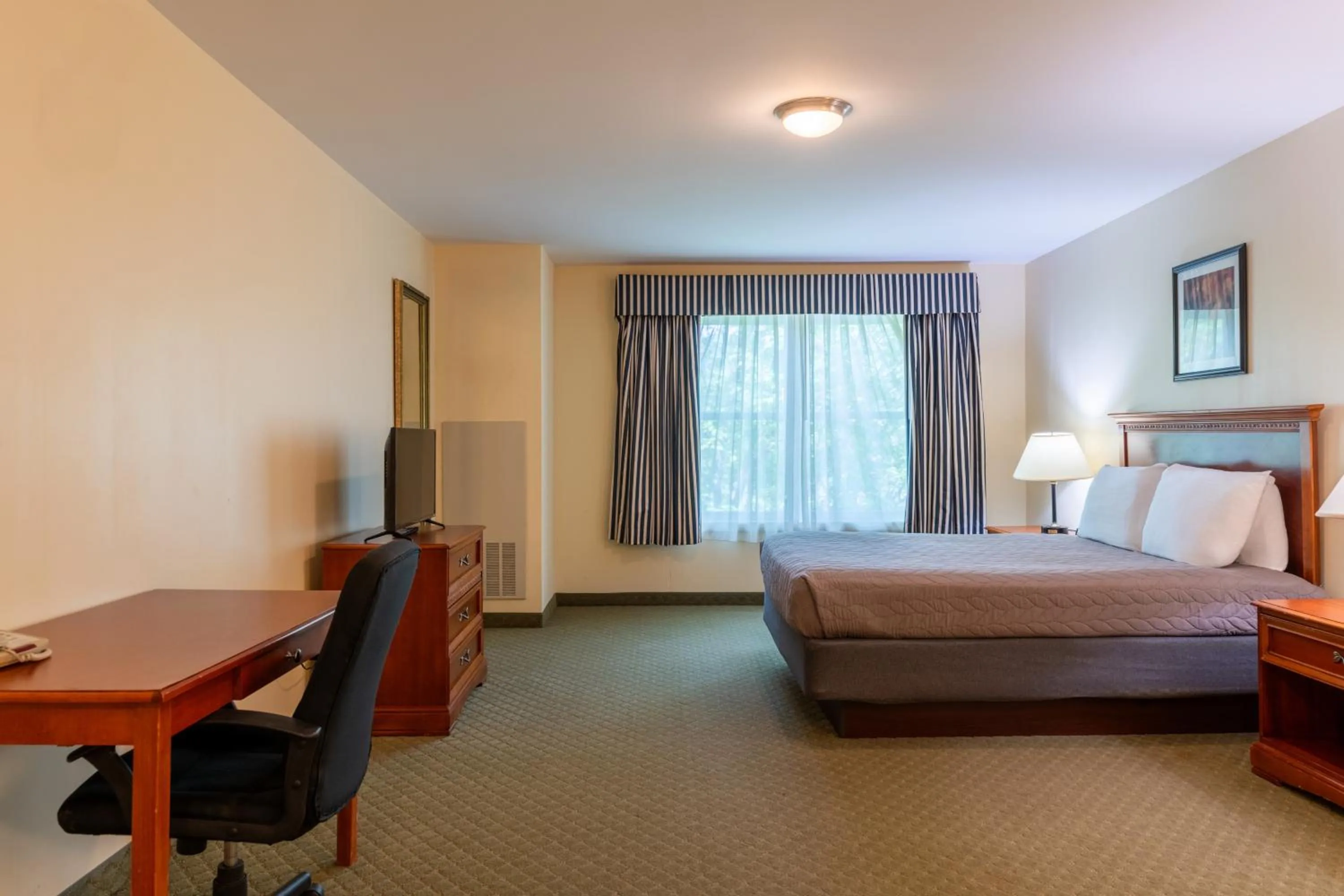 Bedroom, Bed in White River Inn & Suites