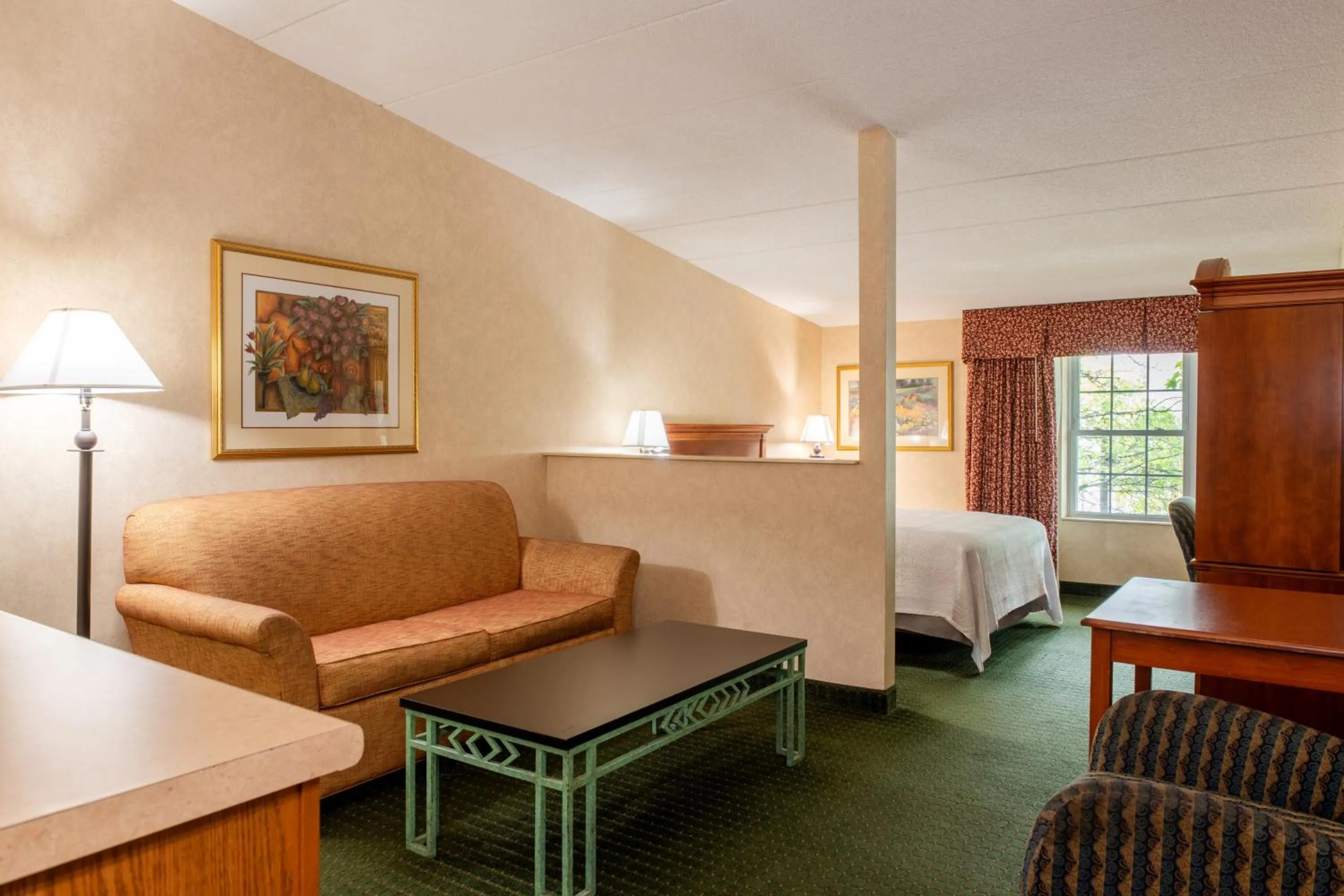 Seating area, Bed in White River Inn & Suites