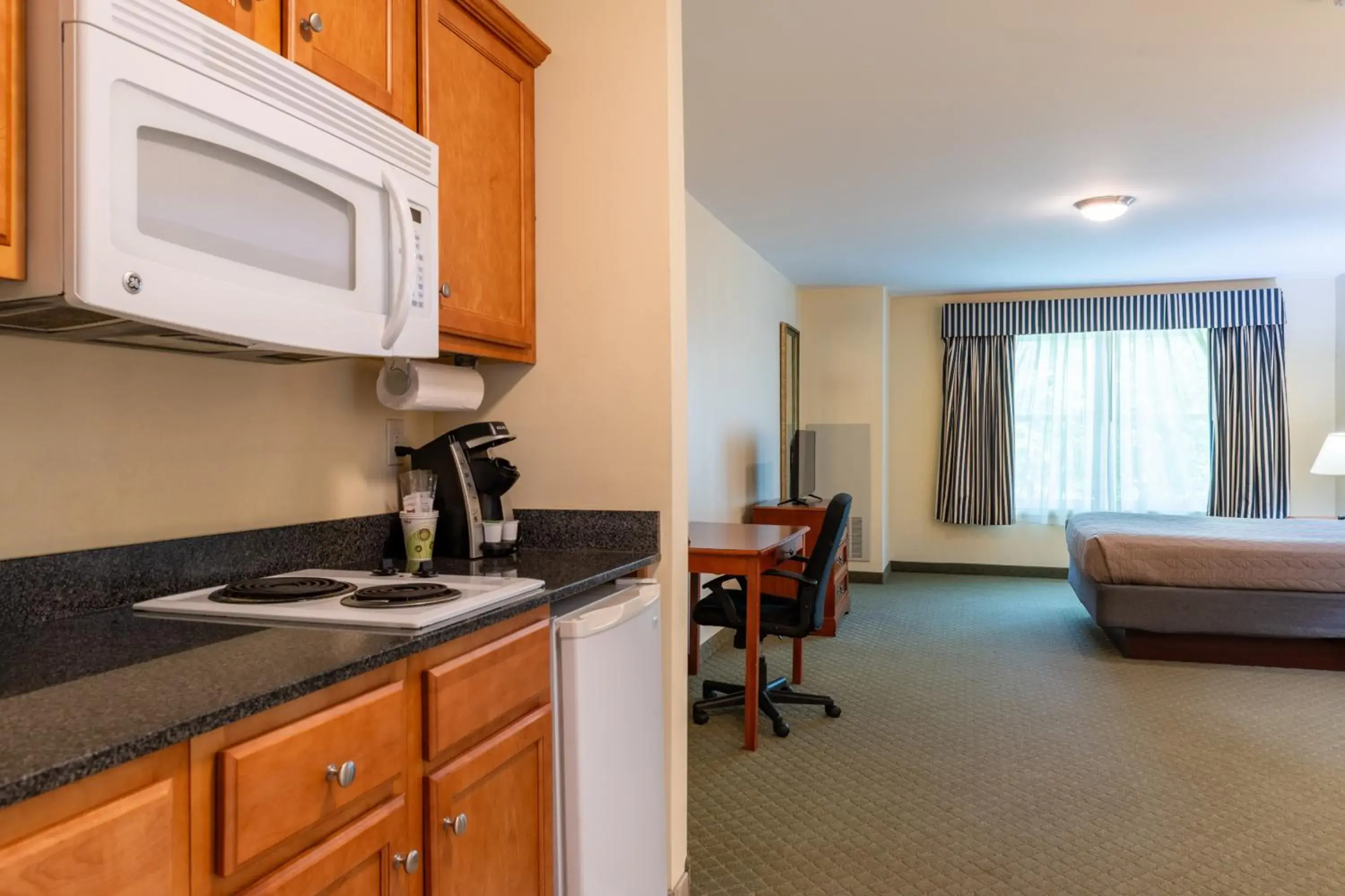 Kitchen or kitchenette, Bed in White River Inn & Suites Kitchen or kitchenette, Bed in White River Inn & Suites