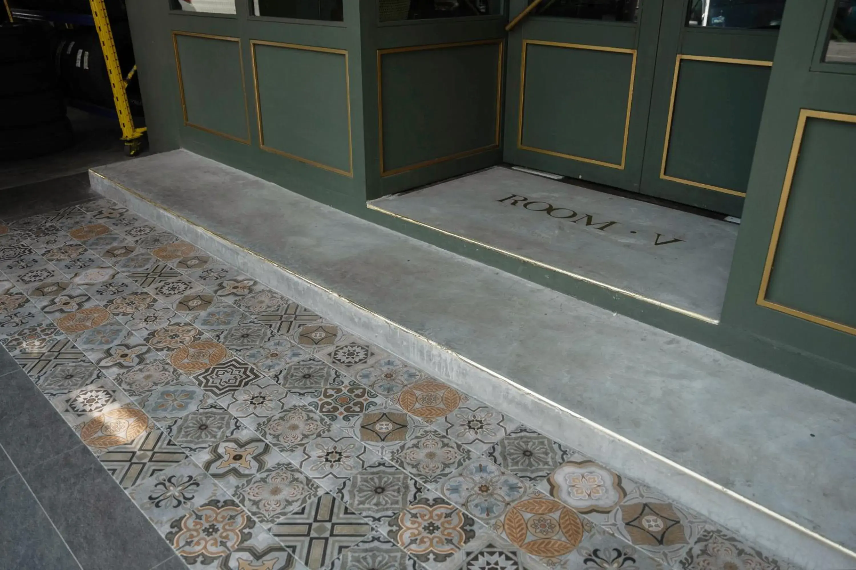 Facade/entrance in Room V Jalan Sultanah Near Bus Stop Batu Pahat Facade/entrance in Room V Jalan Sultanah Near Bus Stop Batu Pahat