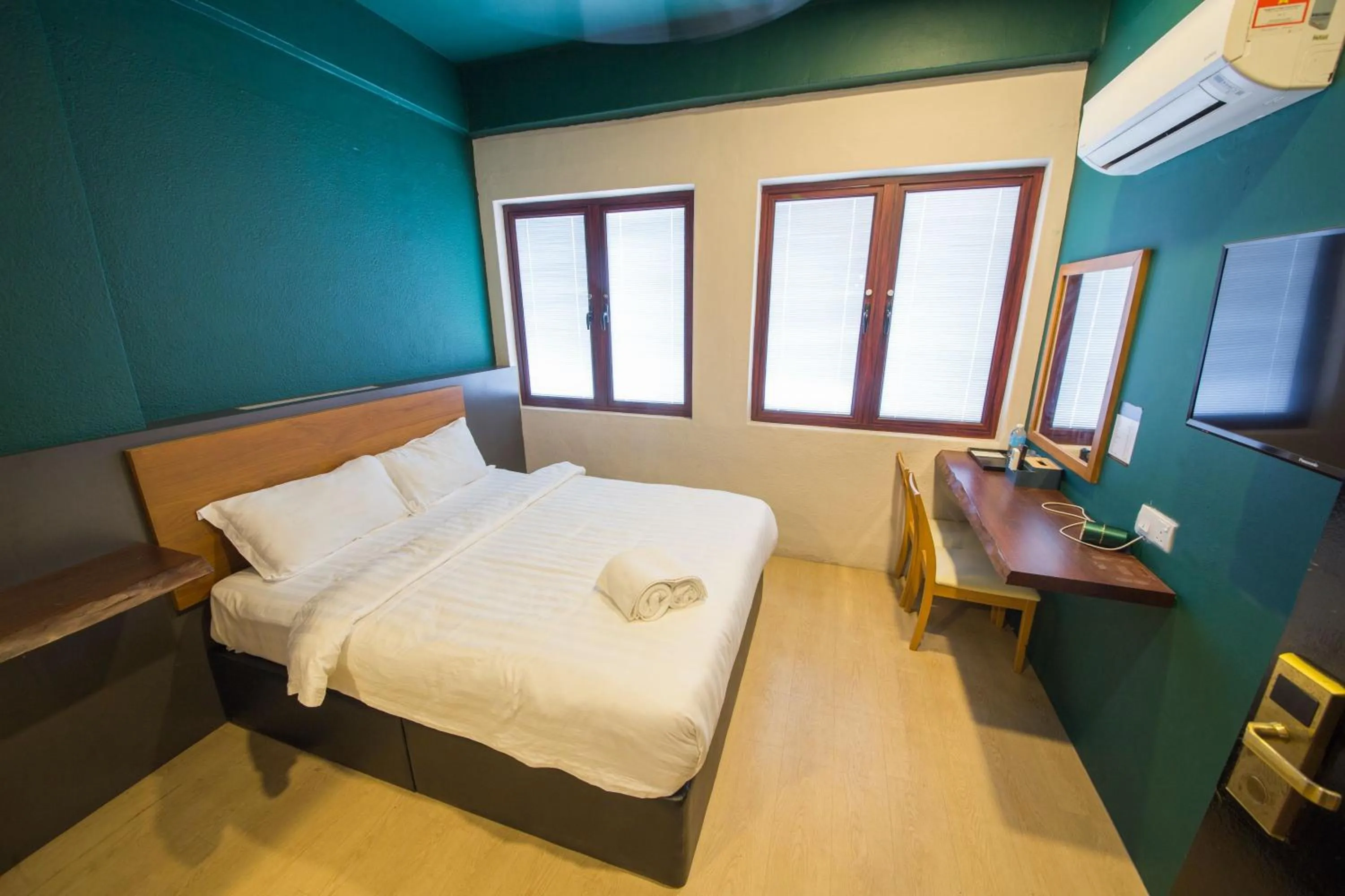 Deluxe Queen Room in Room V Jalan Sultanah Near Bus Stop Batu Pahat