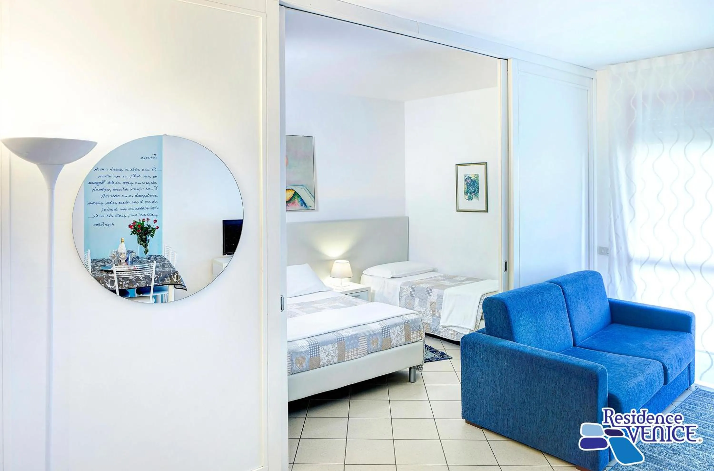 Photo of the whole room, Bed in Residence Venice