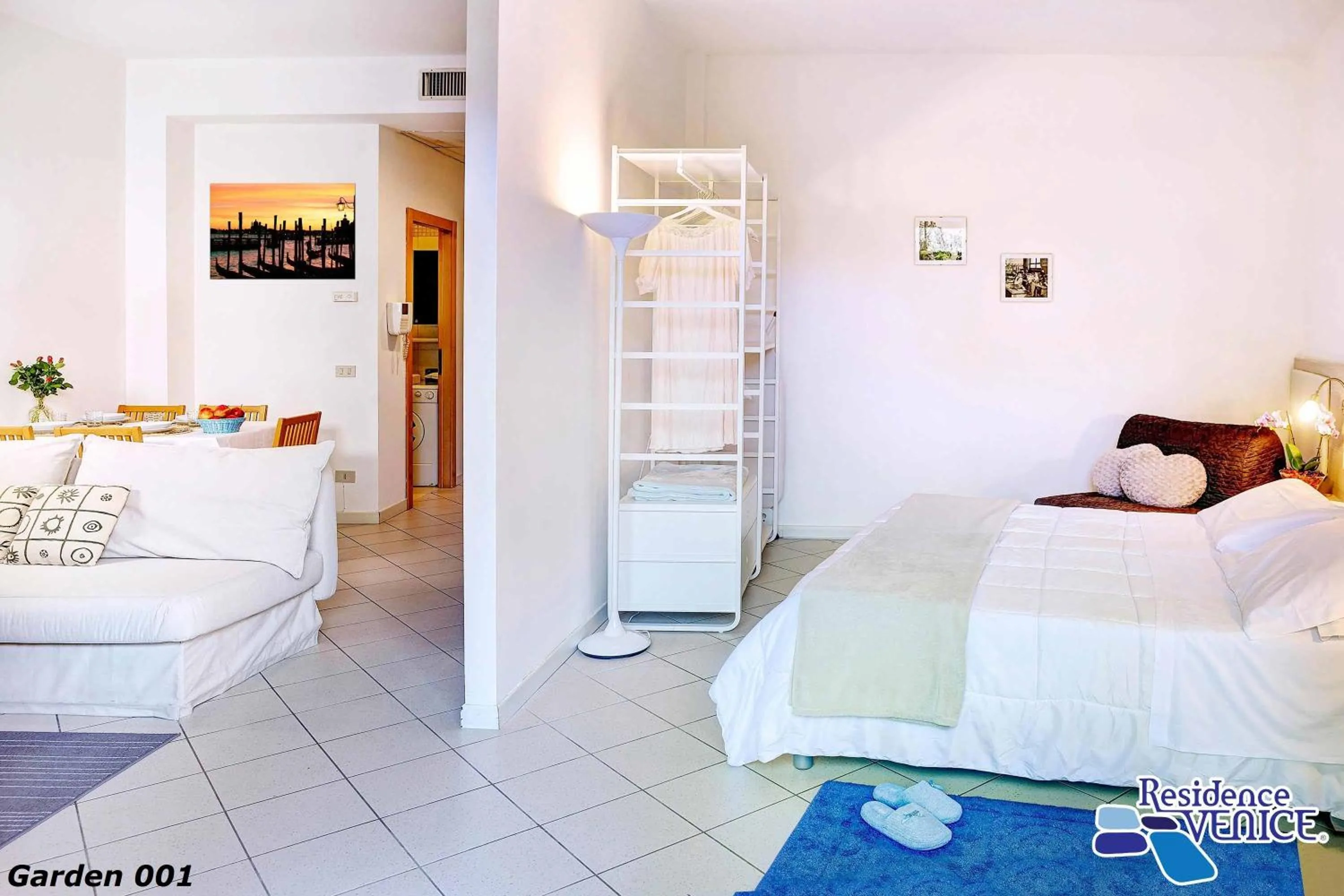 Photo of the whole room, Bed in Residence Venice