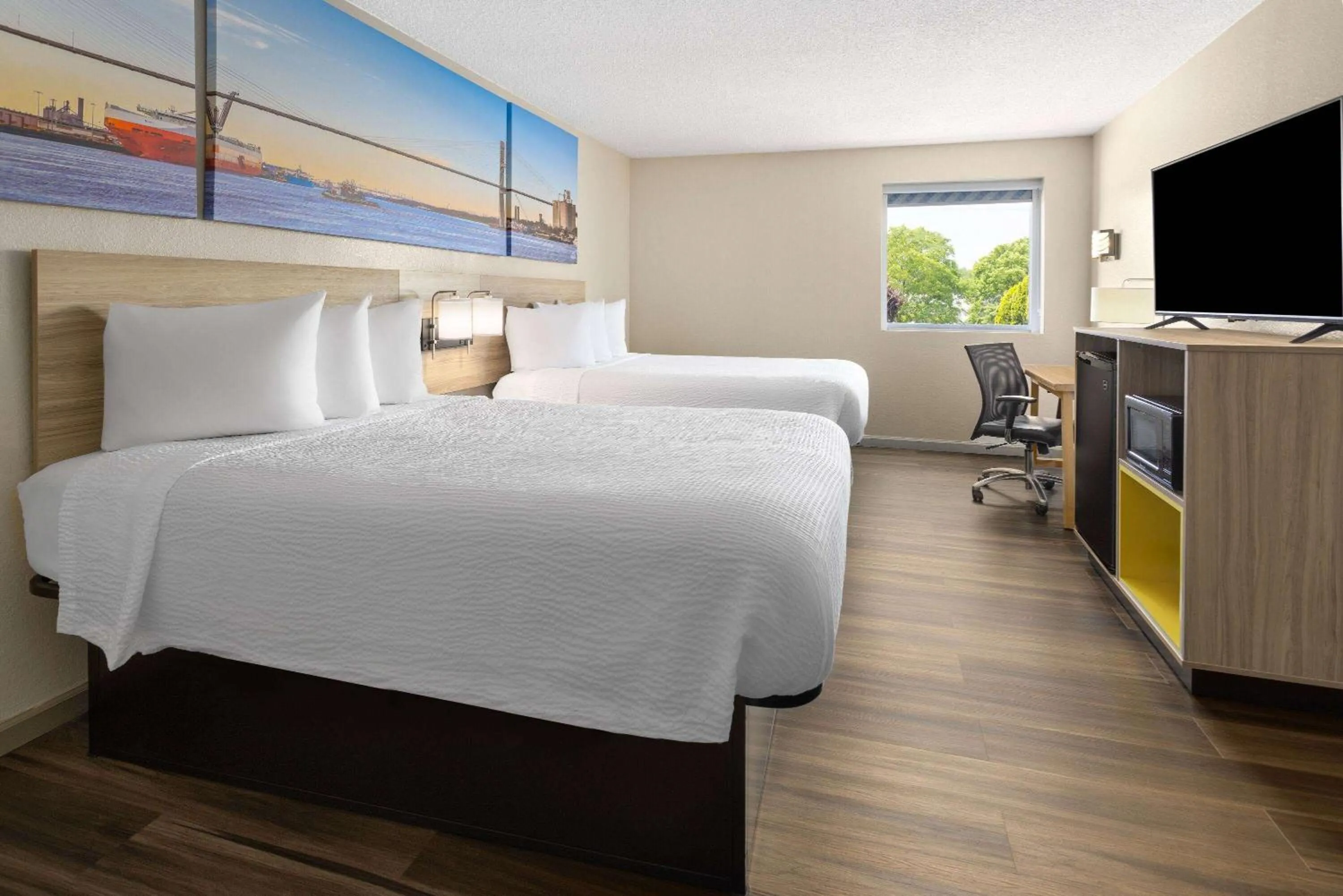 Photo of the whole room, Bed in Days Inn by Wyndham Aberdeen