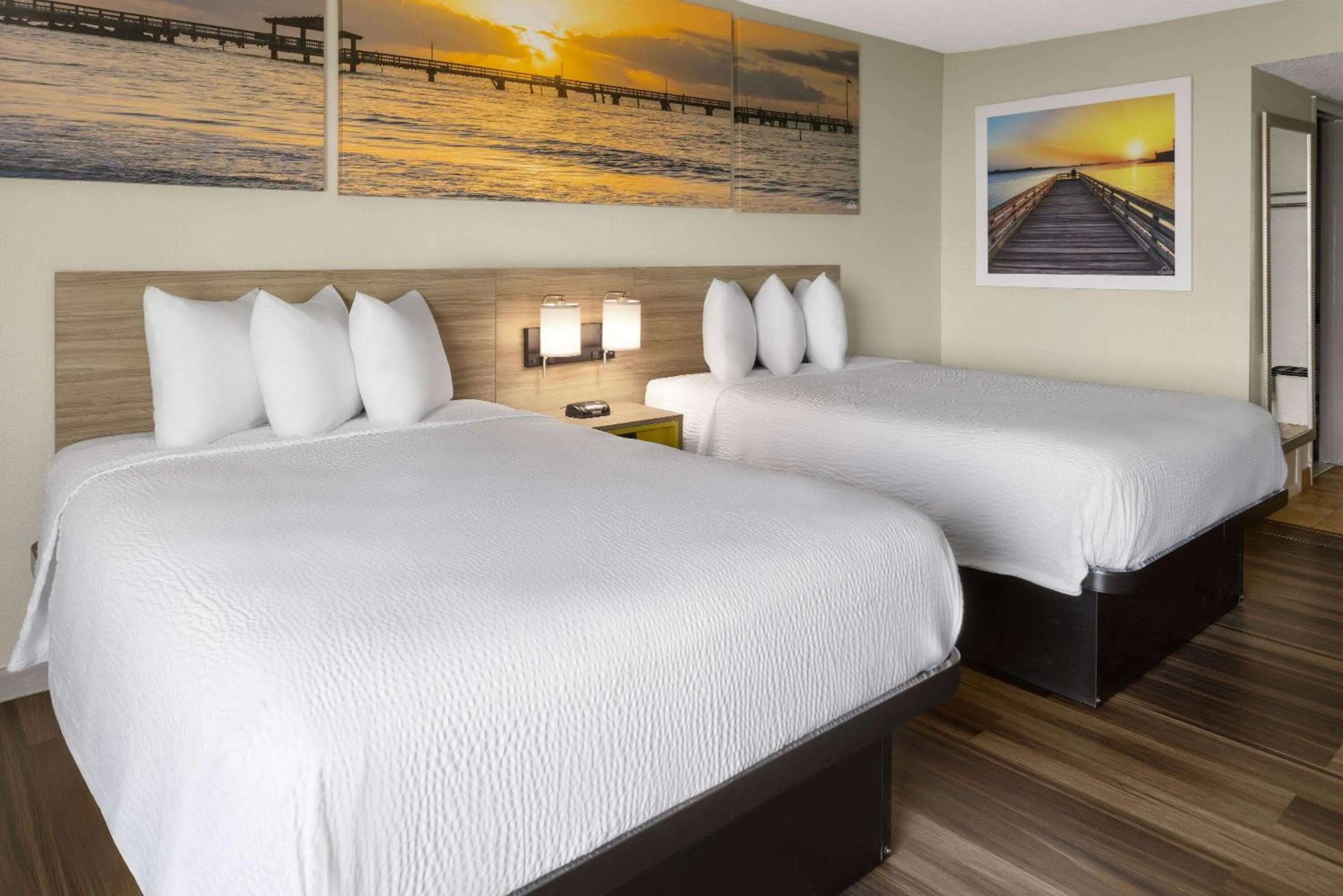 Photo of the whole room, Bed in Days Inn by Wyndham Aberdeen