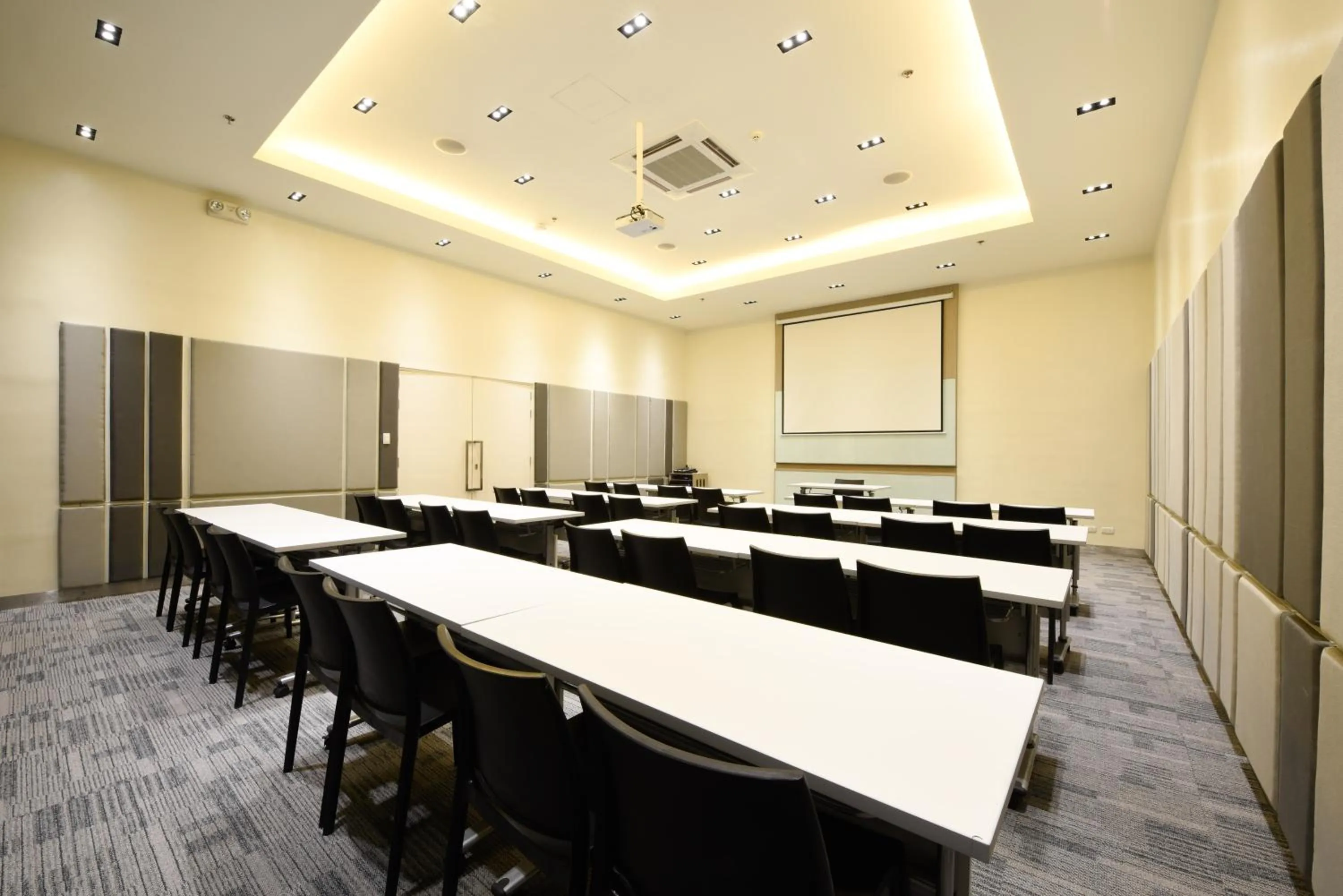 Meeting/conference room in Hop Inn Hotel Alabang Manila