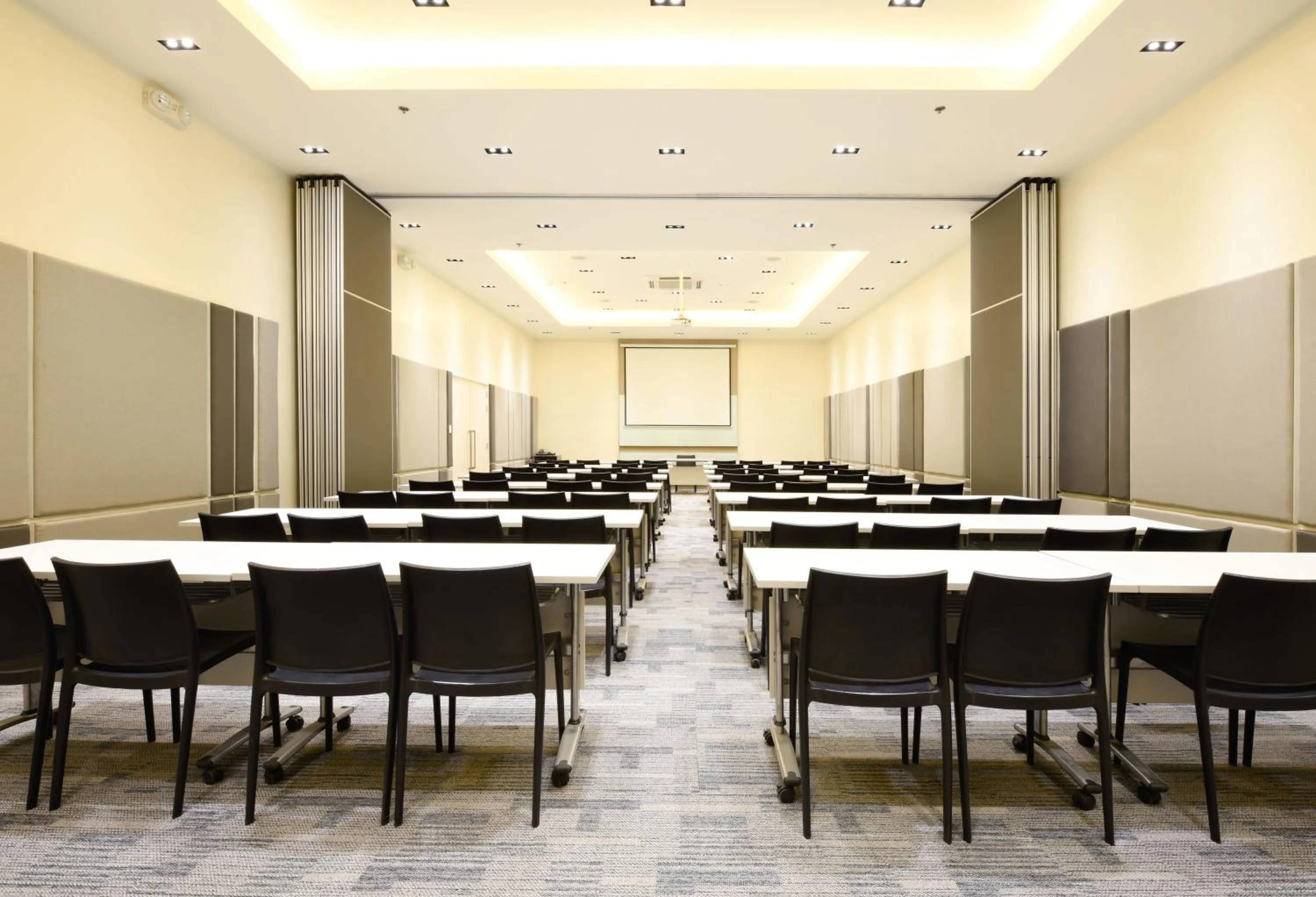 Meeting/conference room in Hop Inn Hotel Alabang Manila