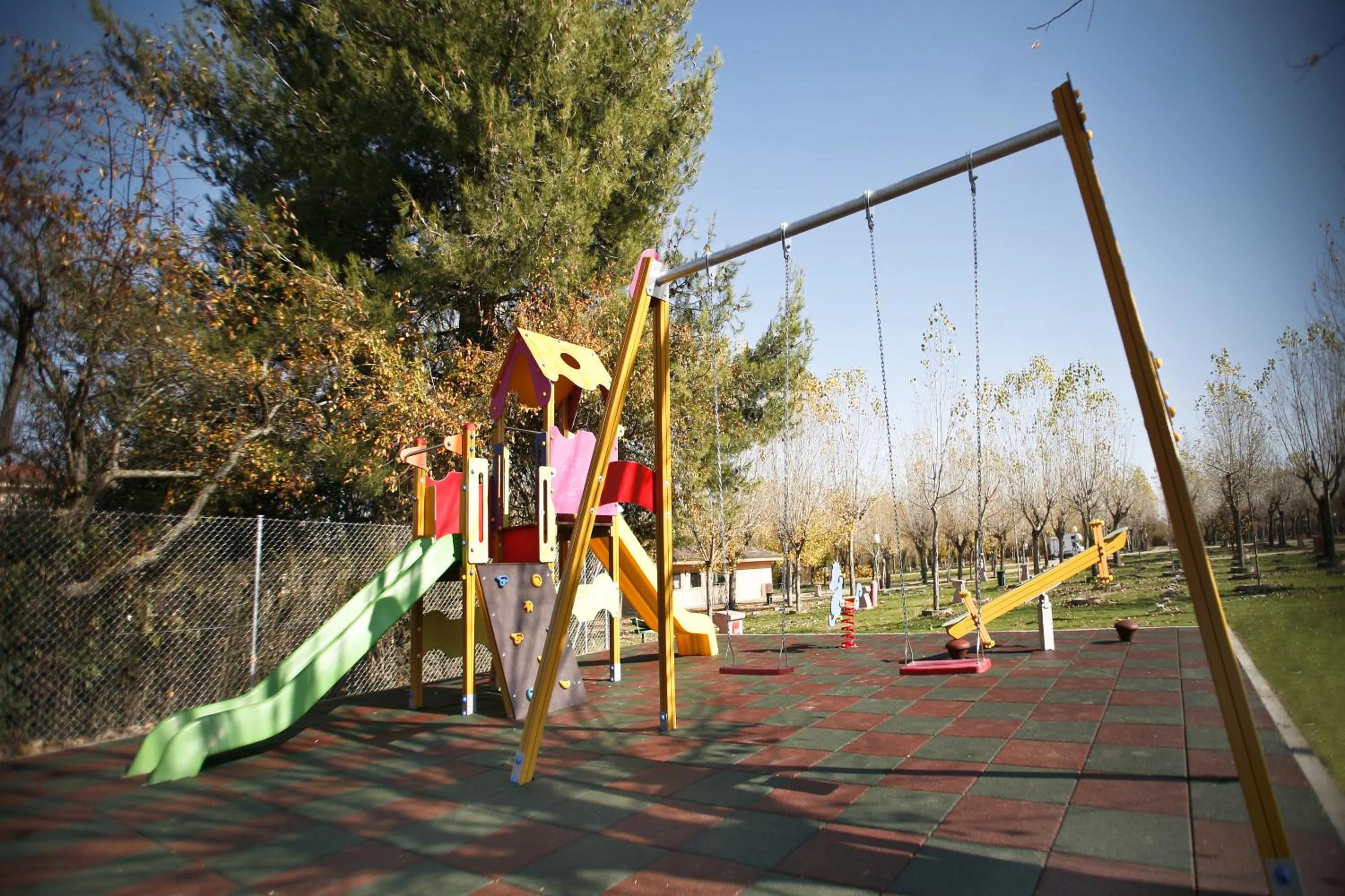 Children play ground in Bungalows y Mobil Homes Camping Regio