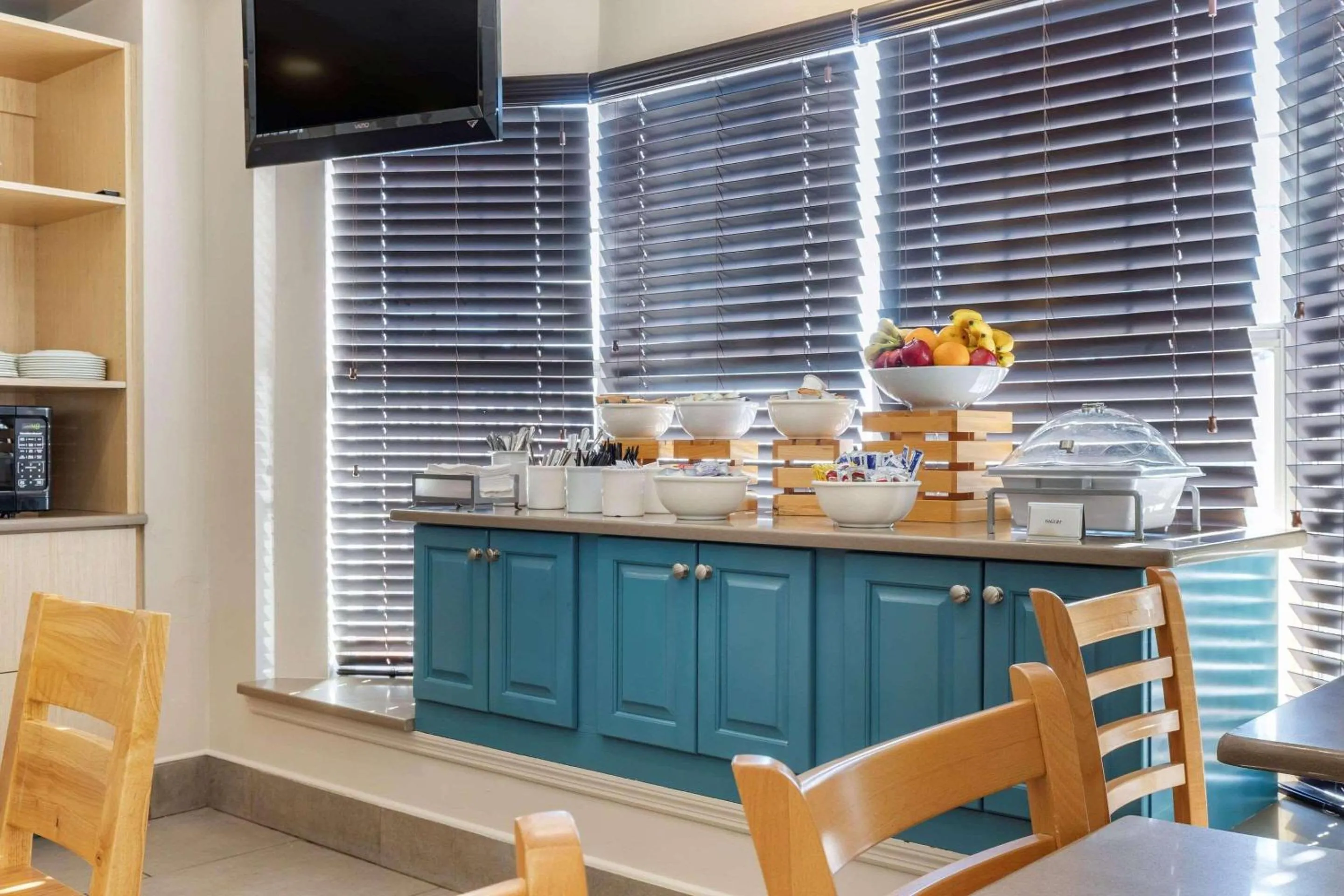 Breakfast in Country Inn & Suites by Radisson, Lumberton, NC