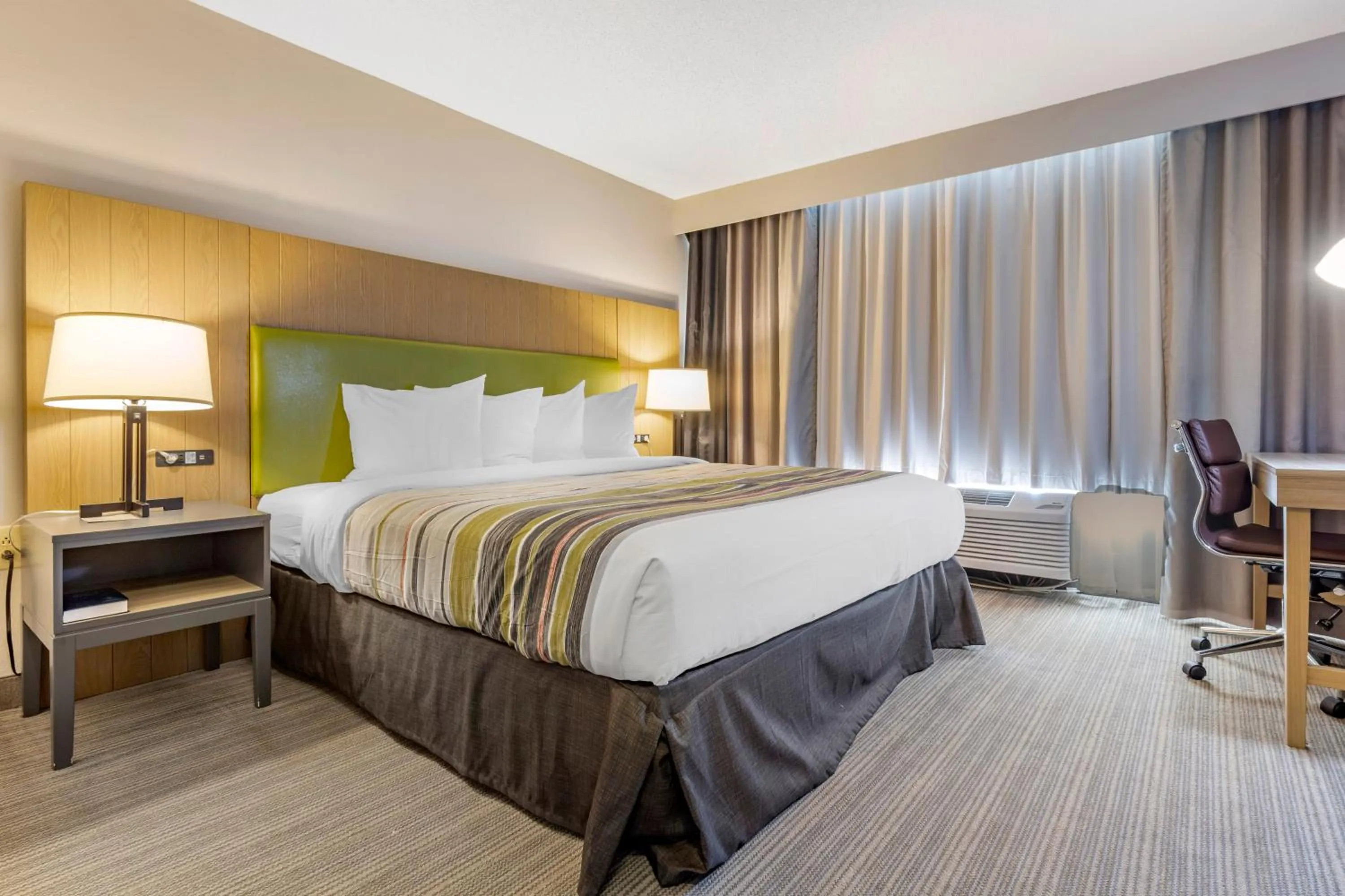 Bed in Country Inn & Suites by Radisson, Lumberton, NC