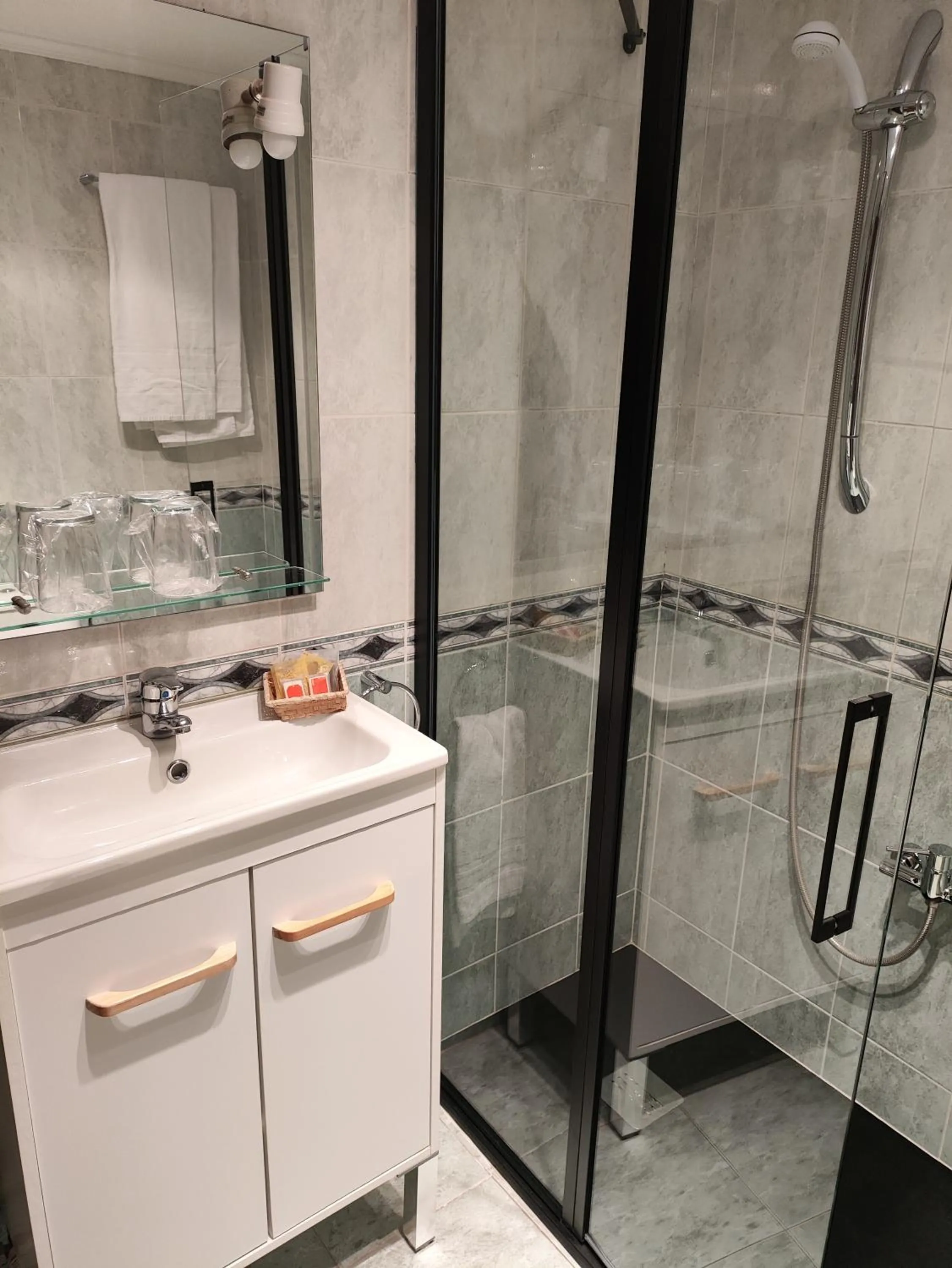 Shower in Hostal Ciudad de Nájera