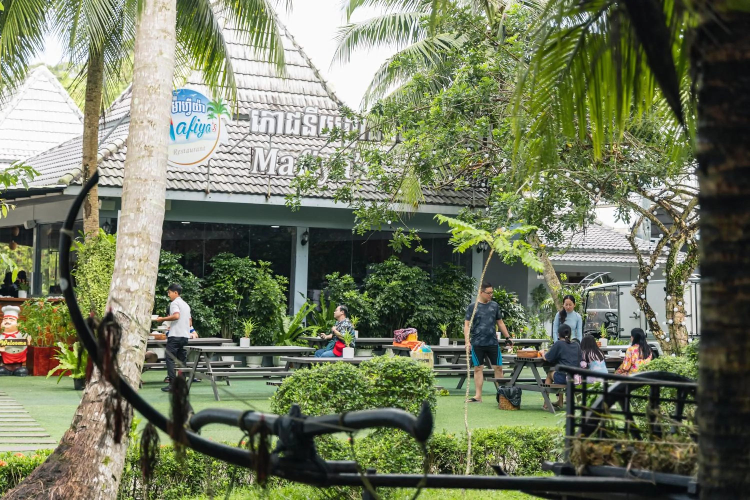 Restaurant/places to eat in Mafiya Resort