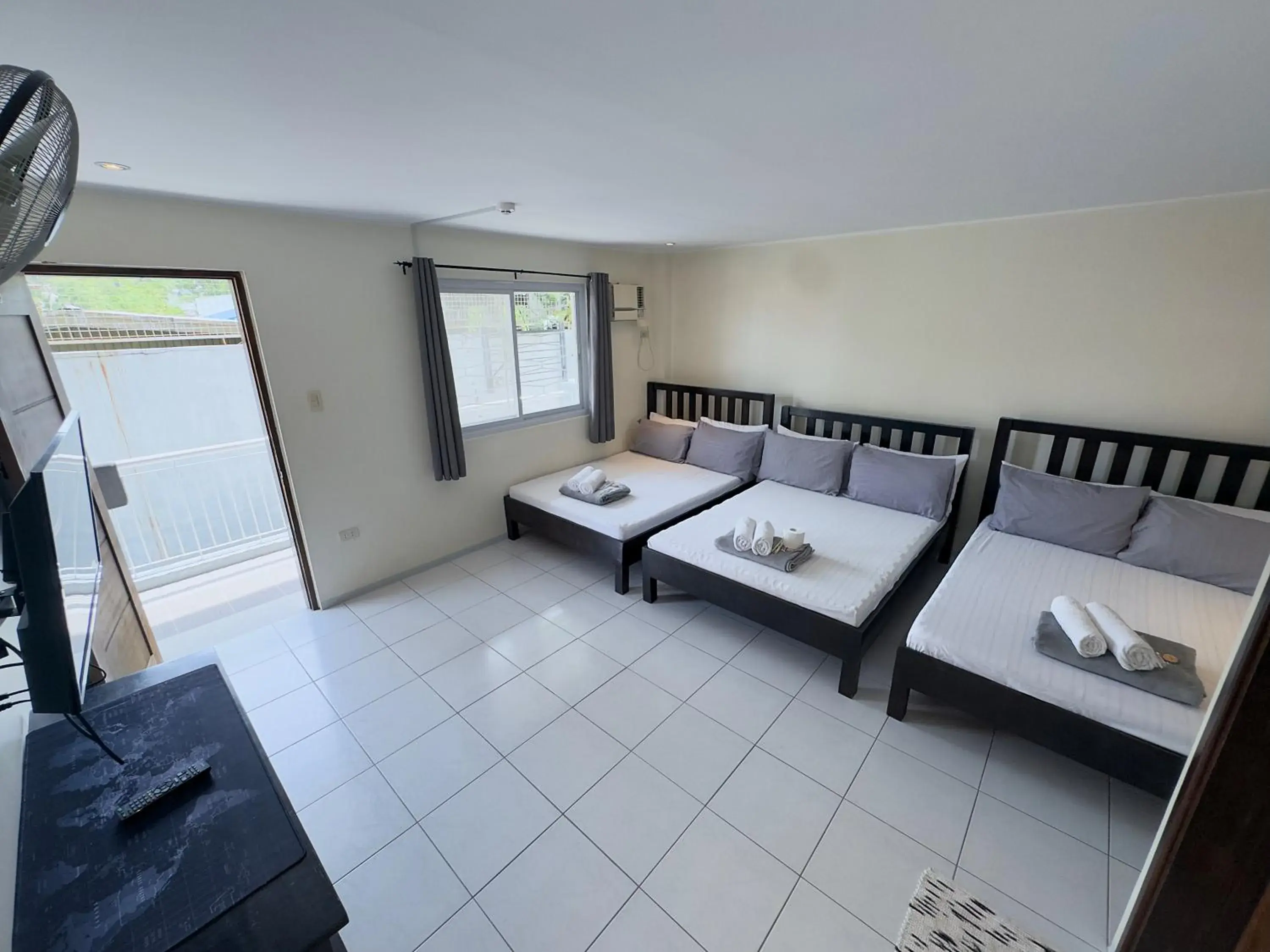 Double Room with Balcony in Victoria's Bed & Breakfast Double Room with Balcony in Victoria's Bed & Breakfast