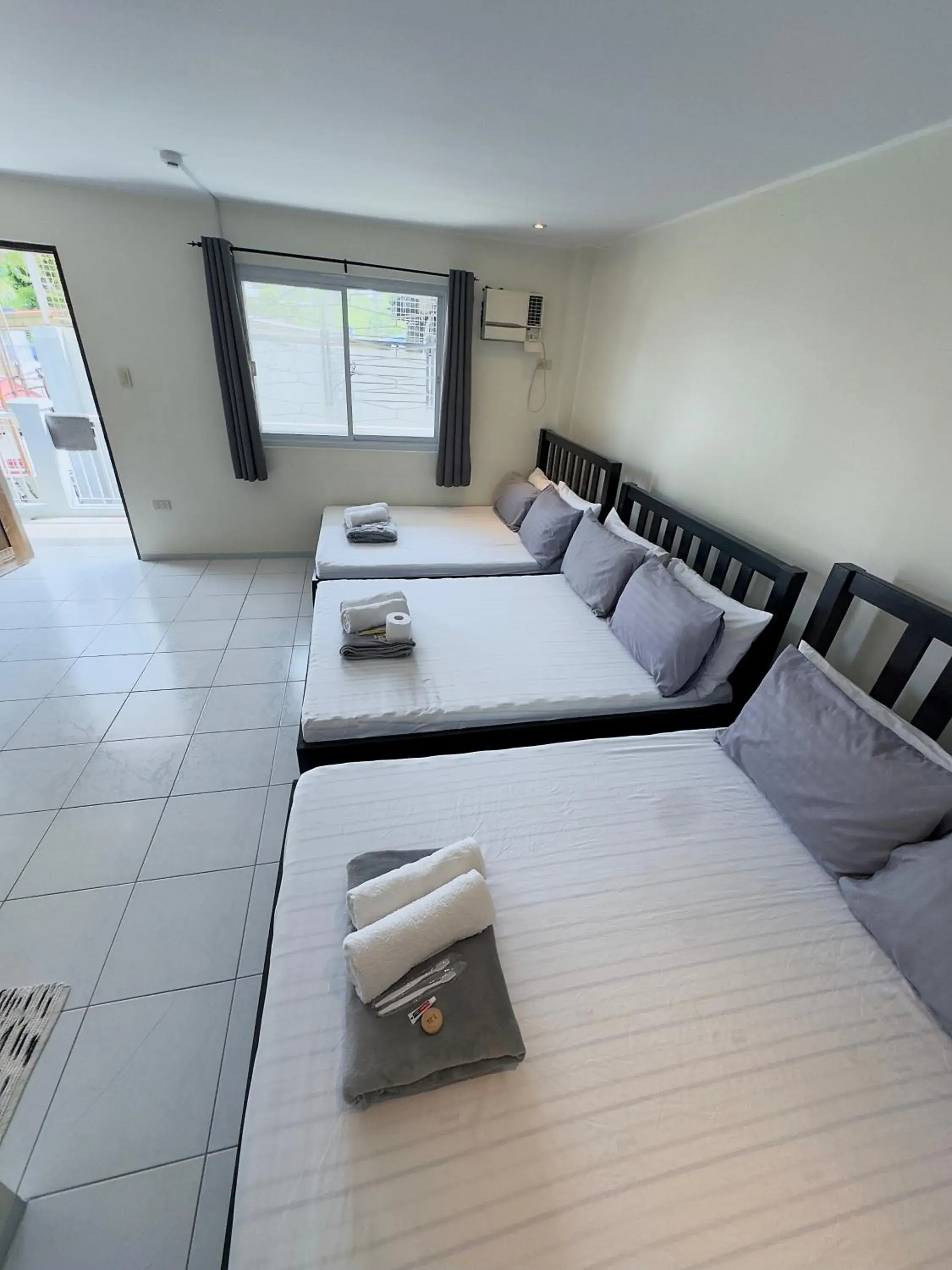 Double Room with Balcony in Victoria's Bed & Breakfast Double Room with Balcony in Victoria's Bed & Breakfast