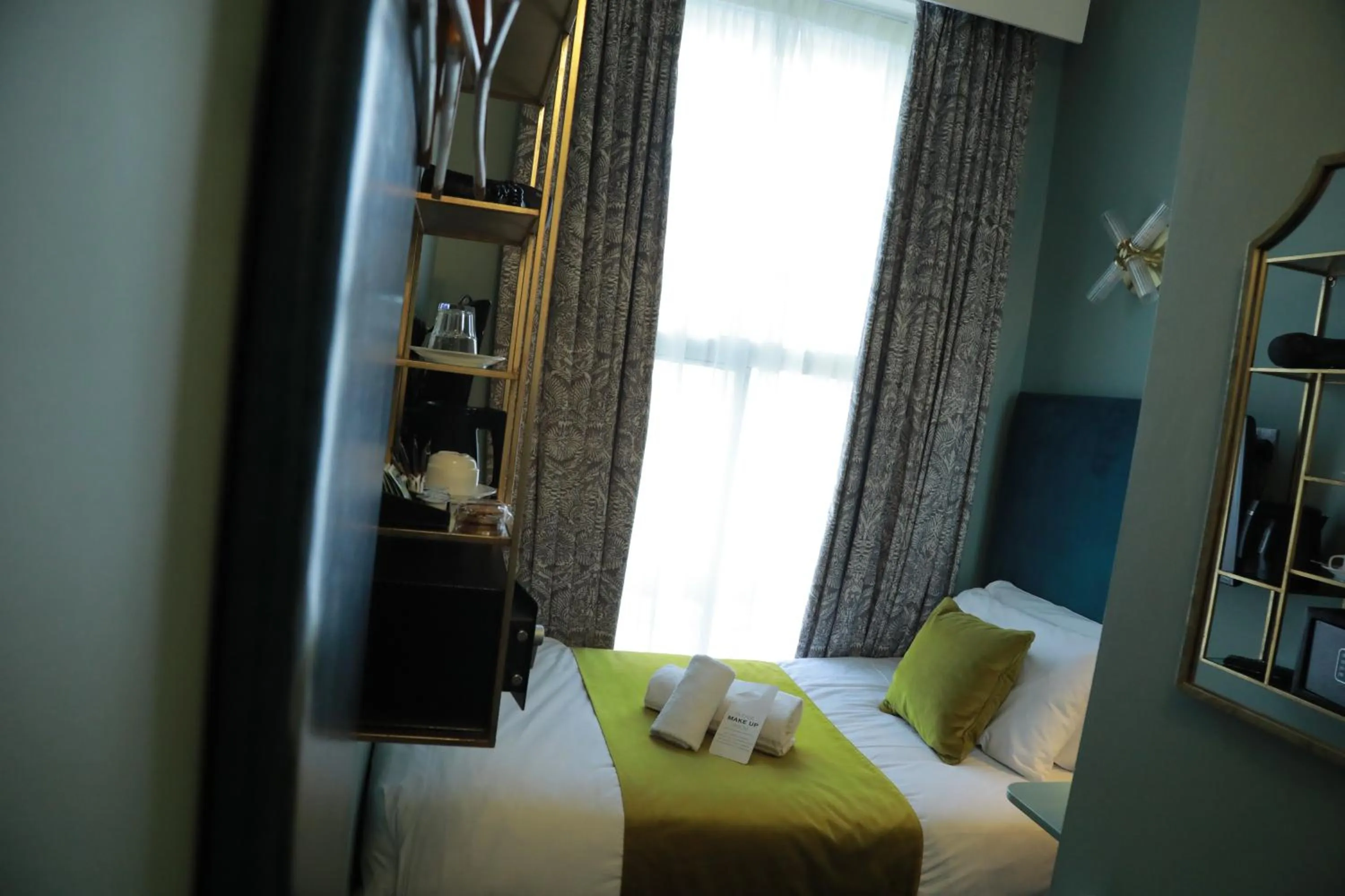 Bed in Bloomsbury Palace Hotel