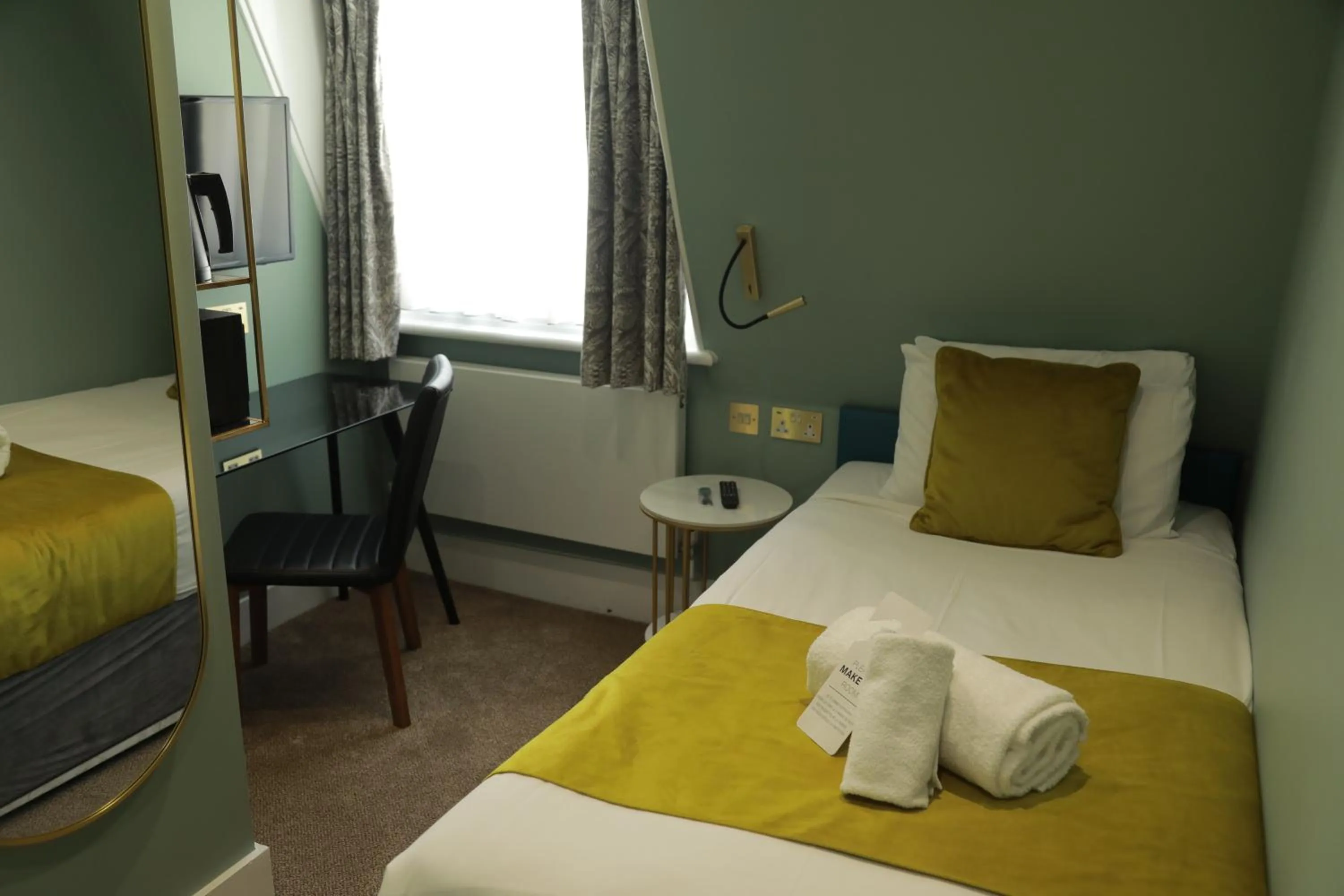 Bed in Bloomsbury Palace Hotel