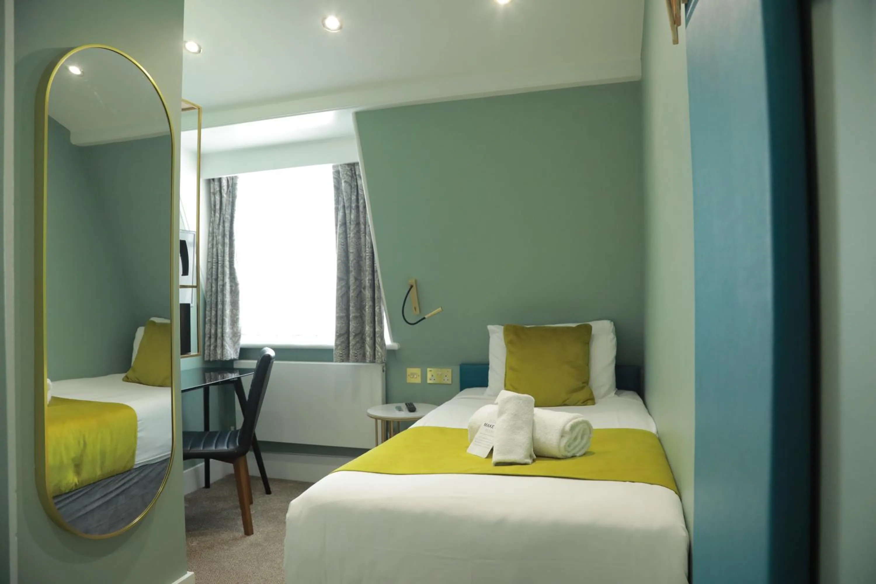 Bedroom, Bed in Bloomsbury Palace Hotel