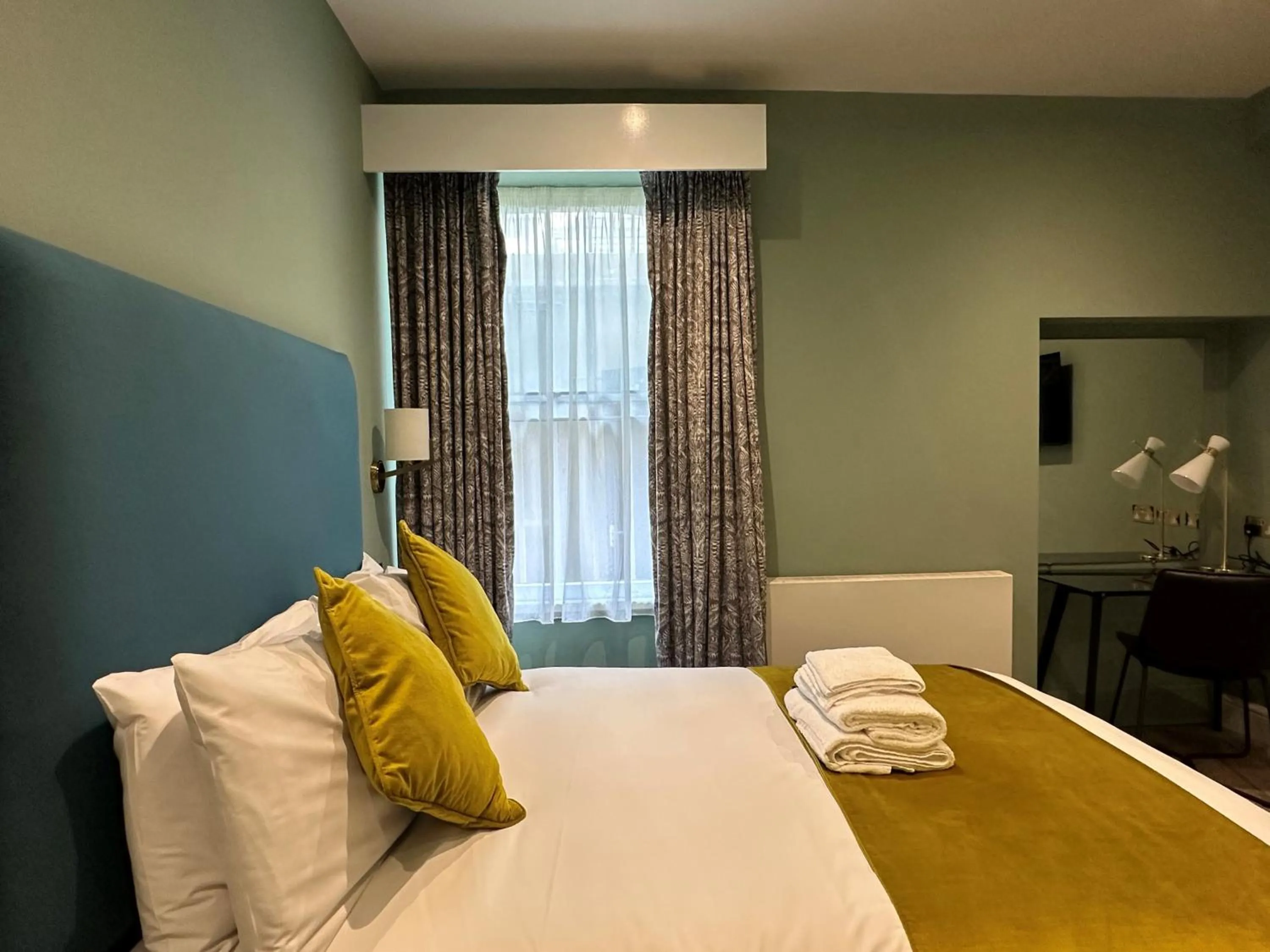 Bed in Bloomsbury Palace Hotel