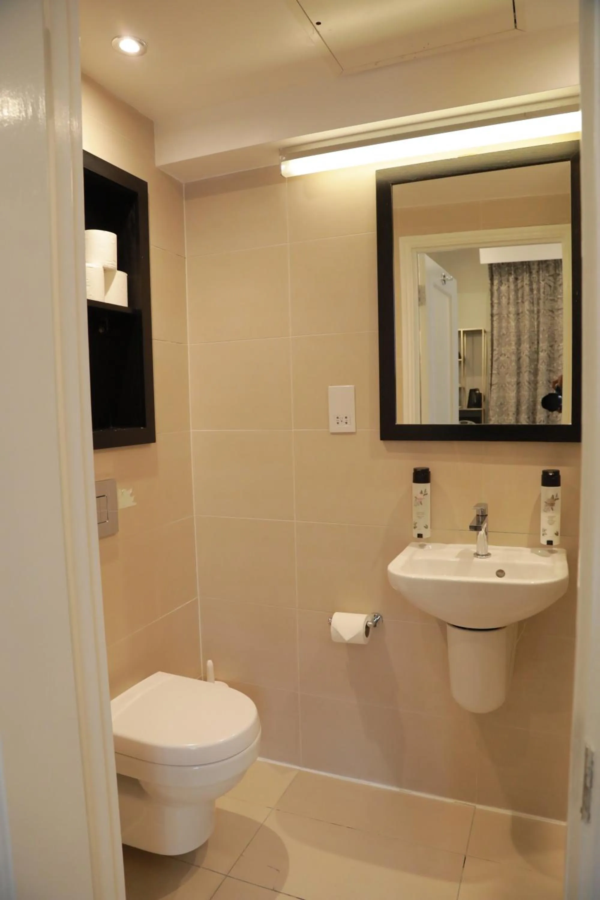 Toilet in Bloomsbury Palace Hotel