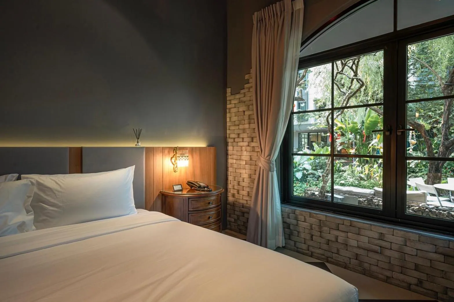 Bed in Bangkok Oasis Hotel