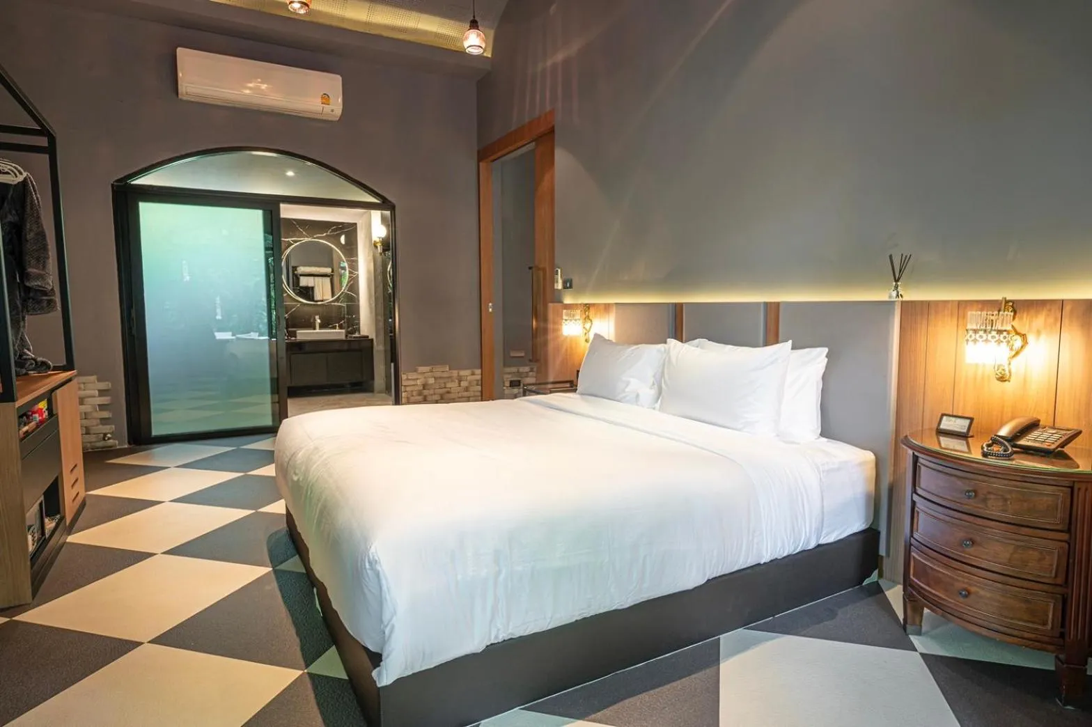 Bed in Bangkok Oasis Hotel