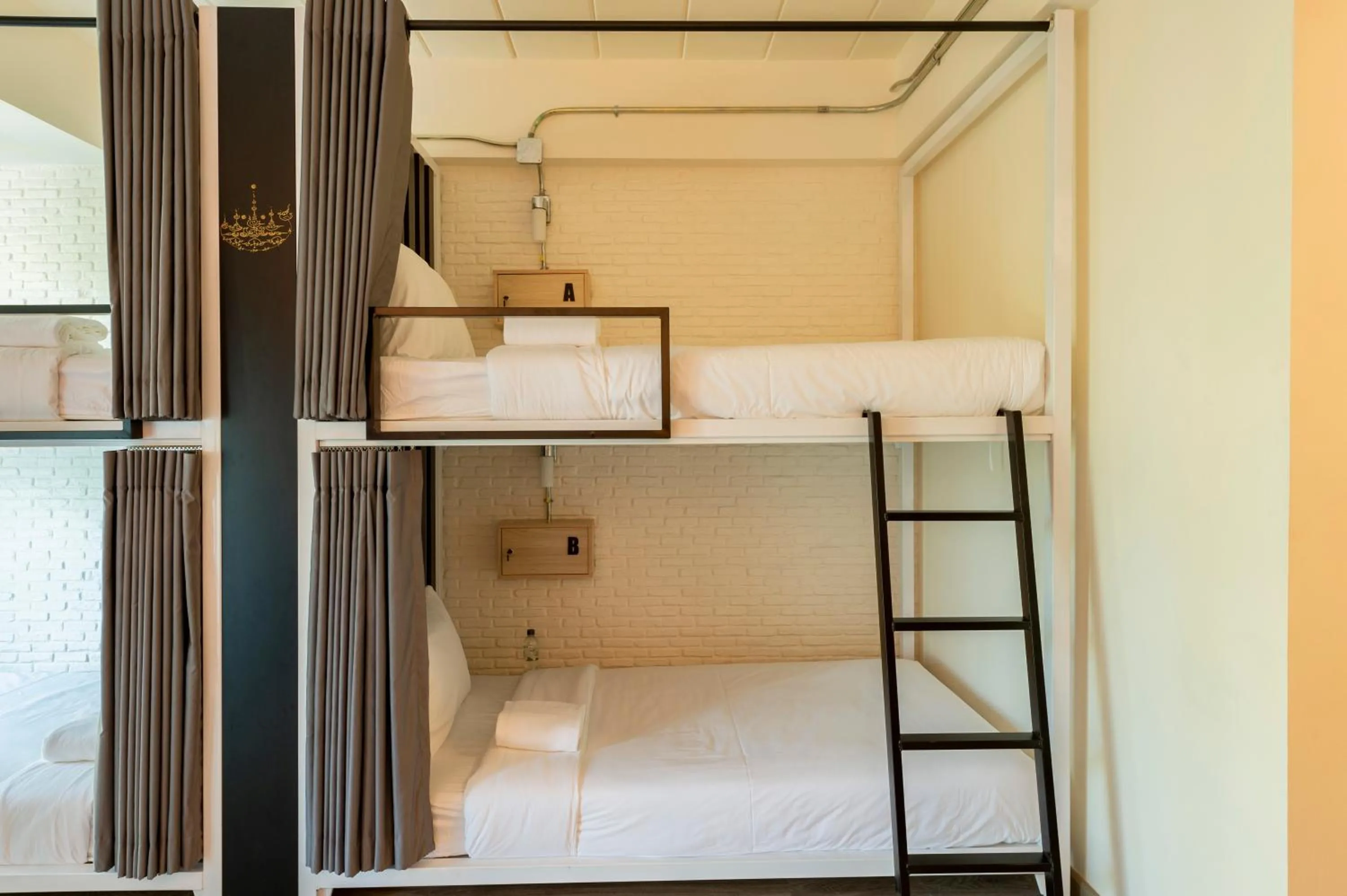 bunk bed, Bed in Bangkok Oasis Hotel