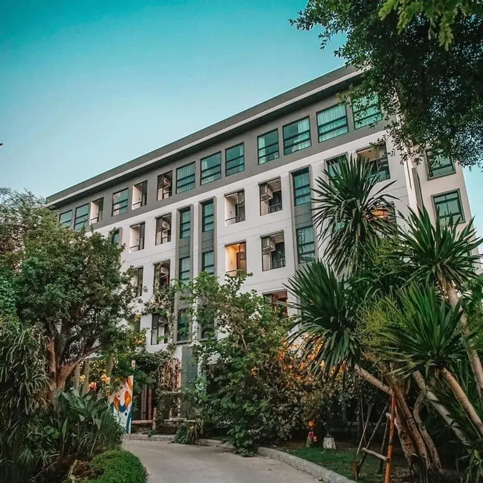 Property building in Bangkok Oasis Hotel Property building in Bangkok Oasis Hotel