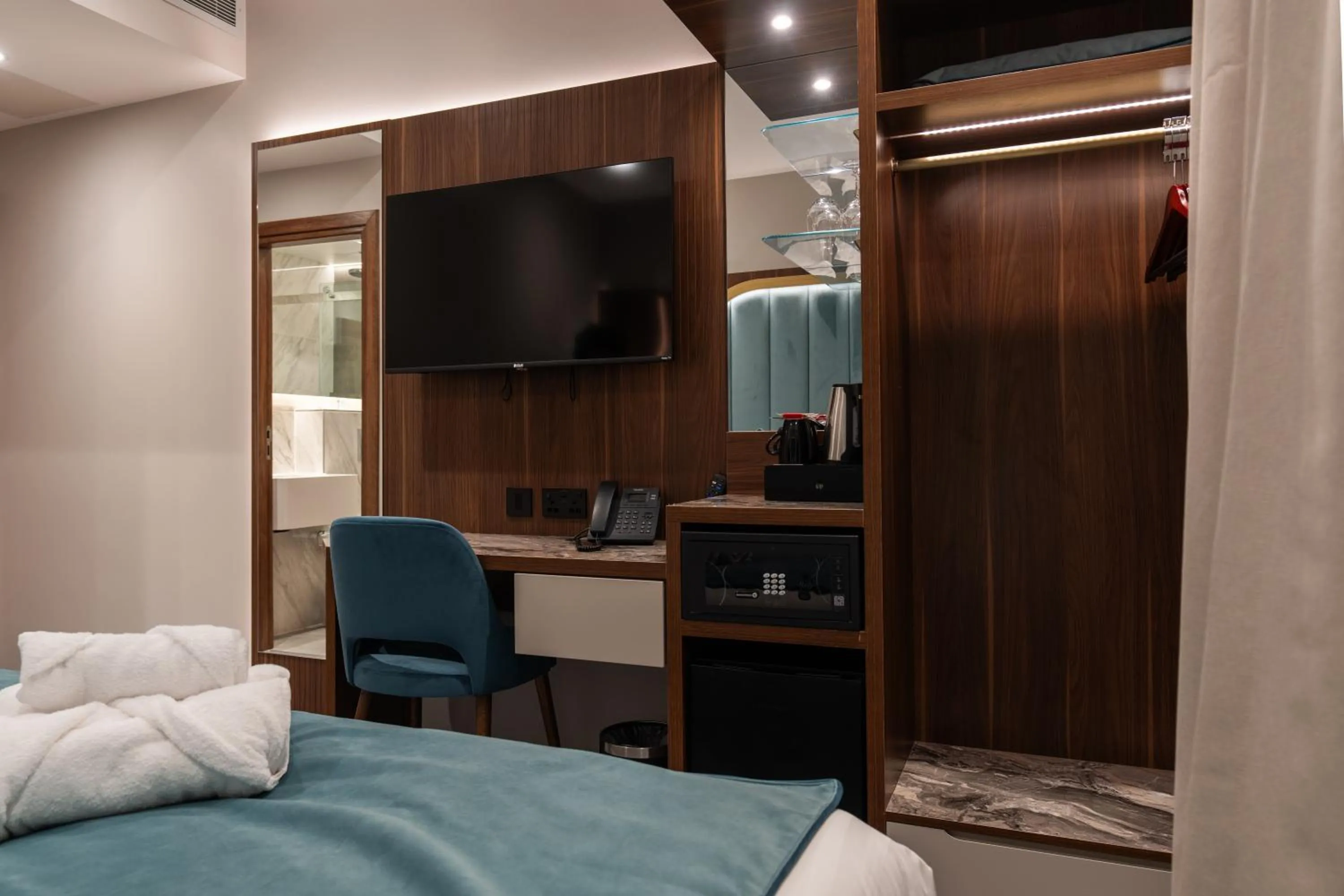 Bedroom, Bed in St Mark's - Merit Hotels