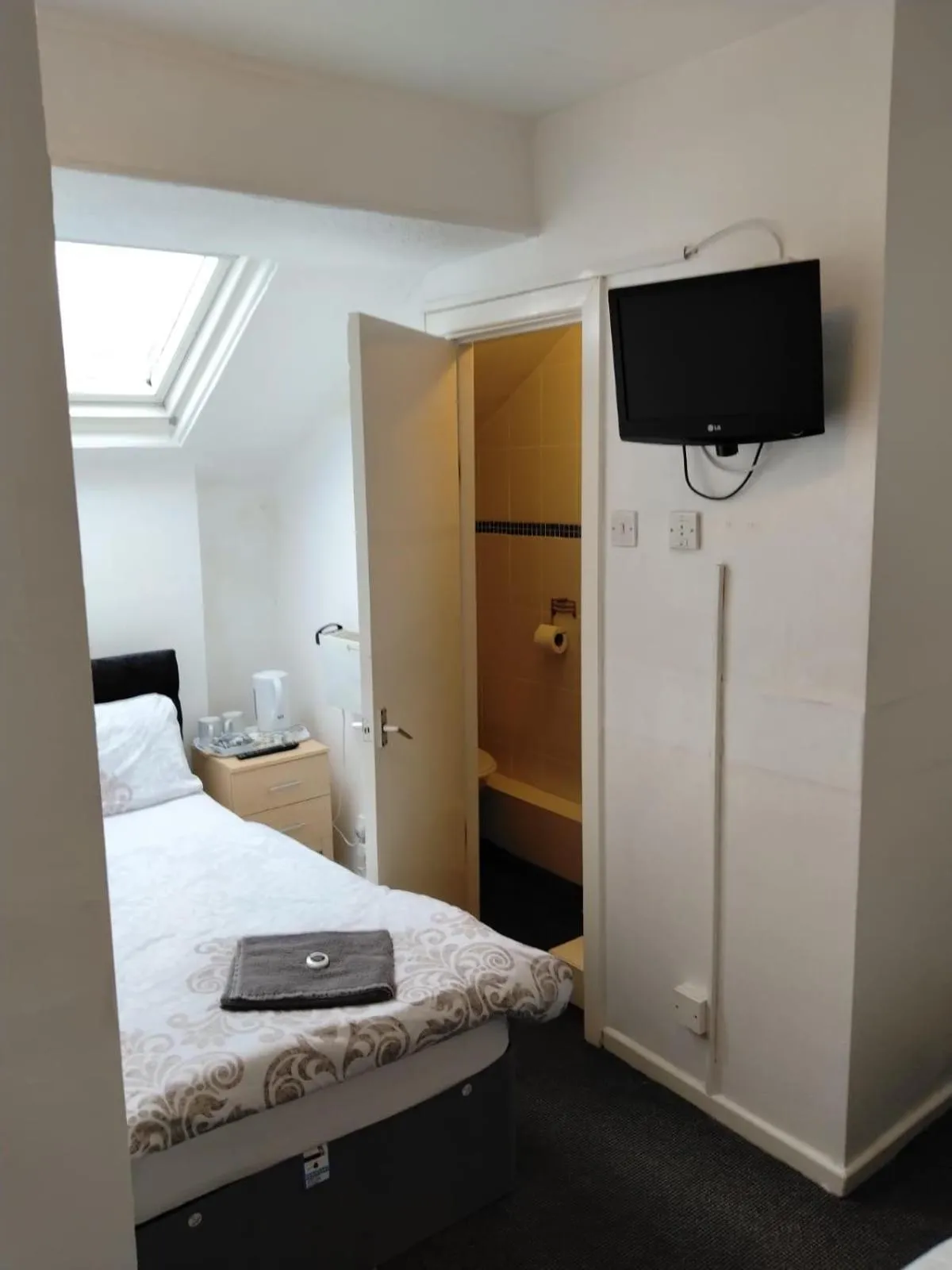 Bed in Fern Villa Hotel - Albert Road