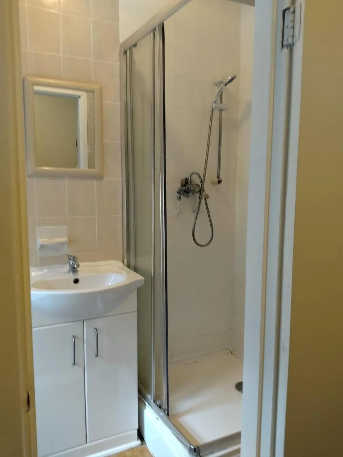 Shower in Fern Villa Hotel - Albert Road