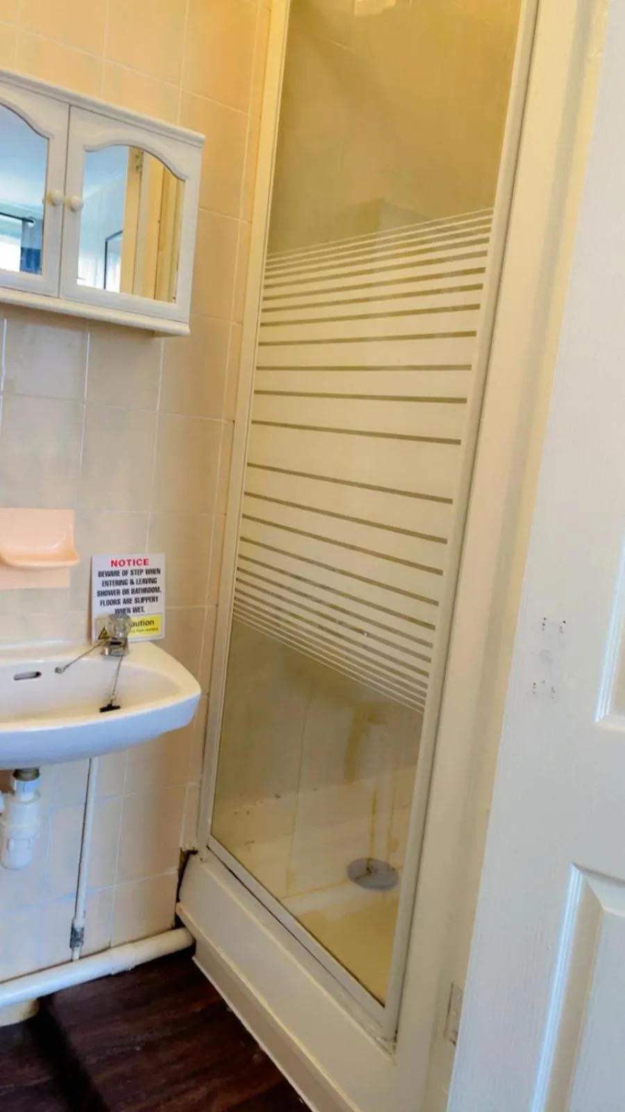 Shower in Fern Villa Hotel - Albert Road