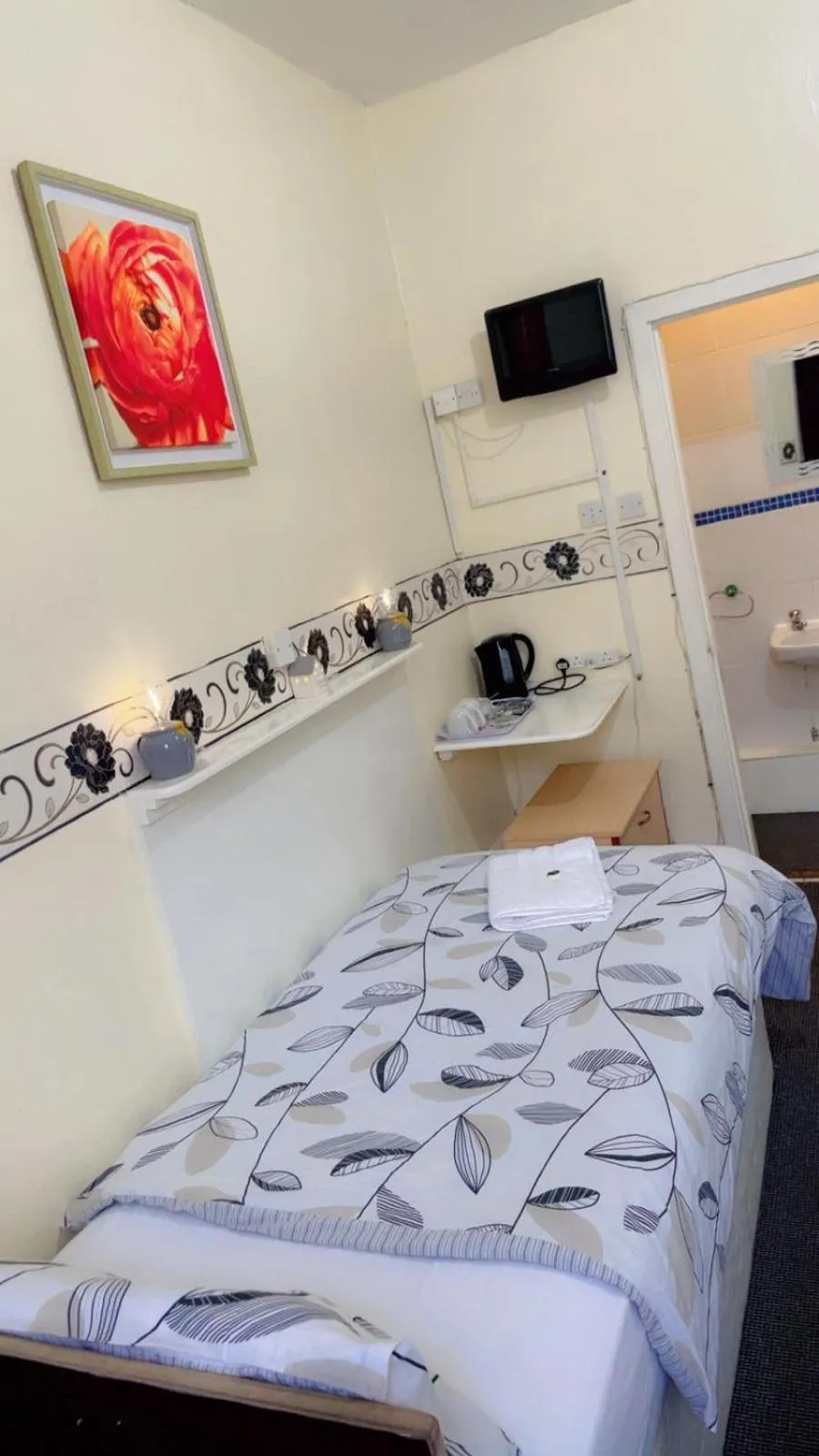 Bed in Fern Villa Hotel - Albert Road