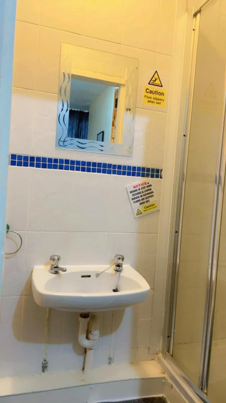 Shower in Fern Villa Hotel - Albert Road