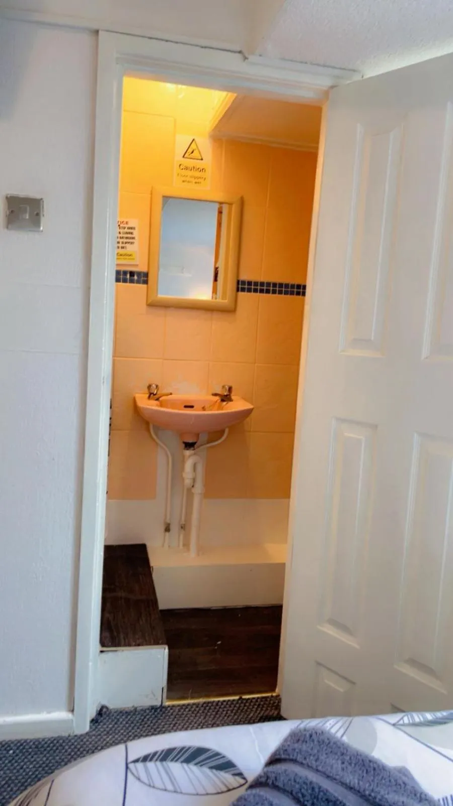 Bathroom, Bed in Fern Villa Hotel - Albert Road