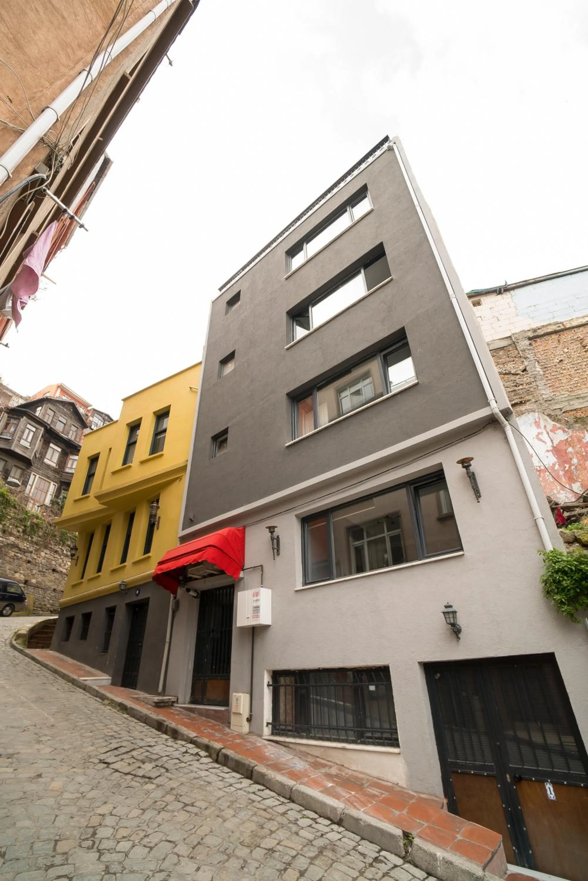 Facade/entrance in HHK Hotel