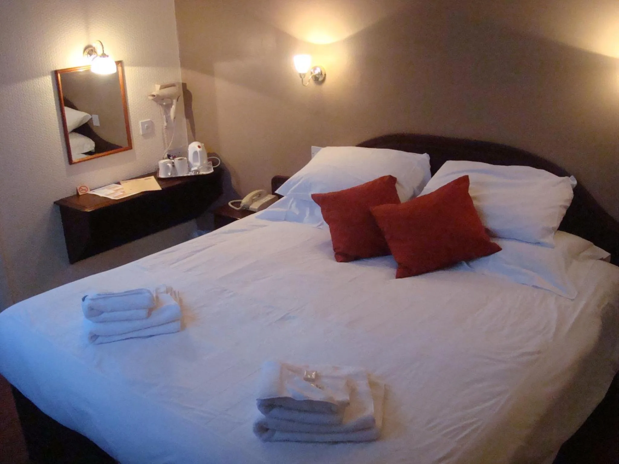 Bed in Patten Arms Hotel