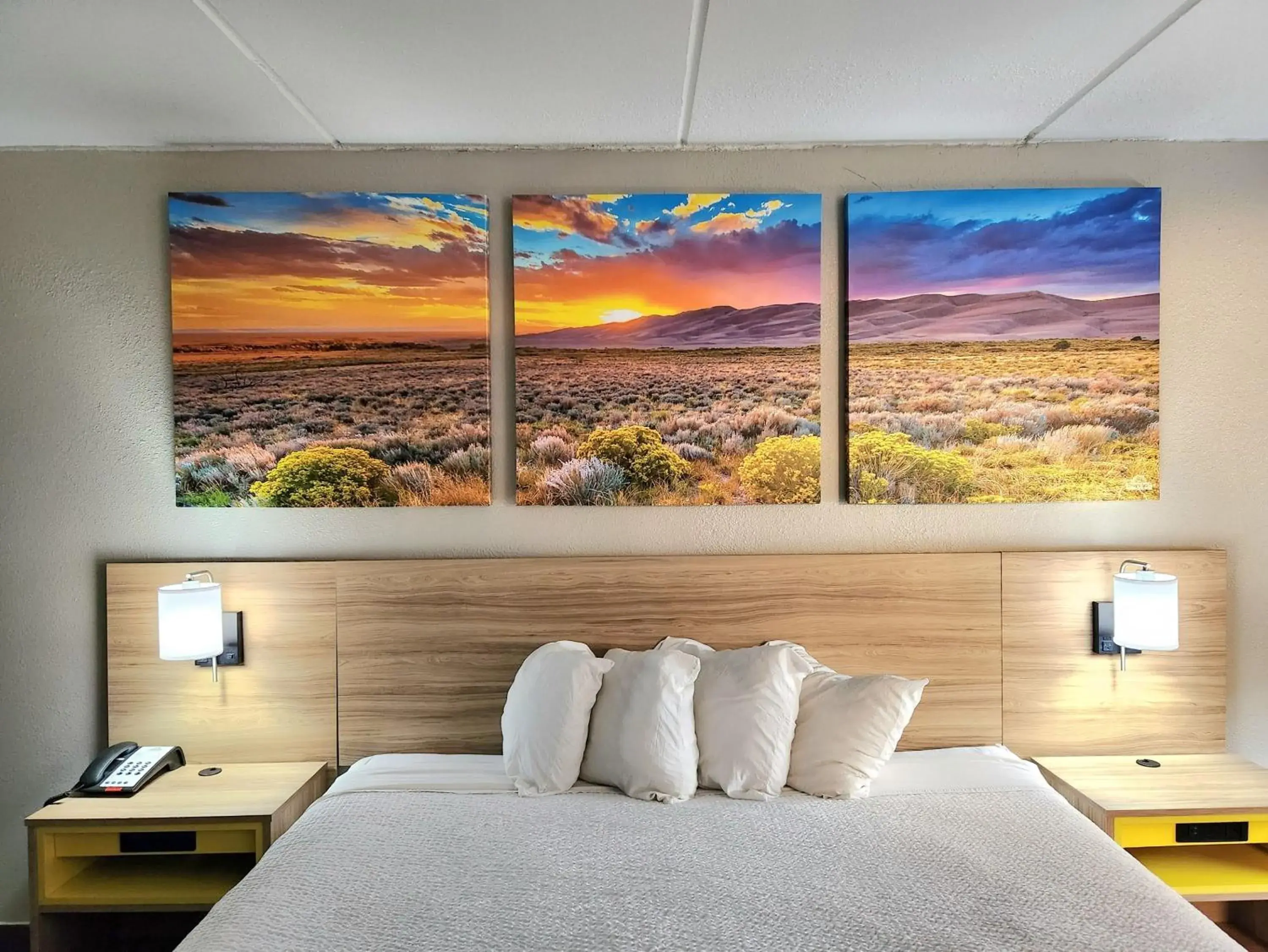 Bedroom, Bed in Days Inn by Wyndham Houston Bedroom, Bed in Days Inn by Wyndham Houston