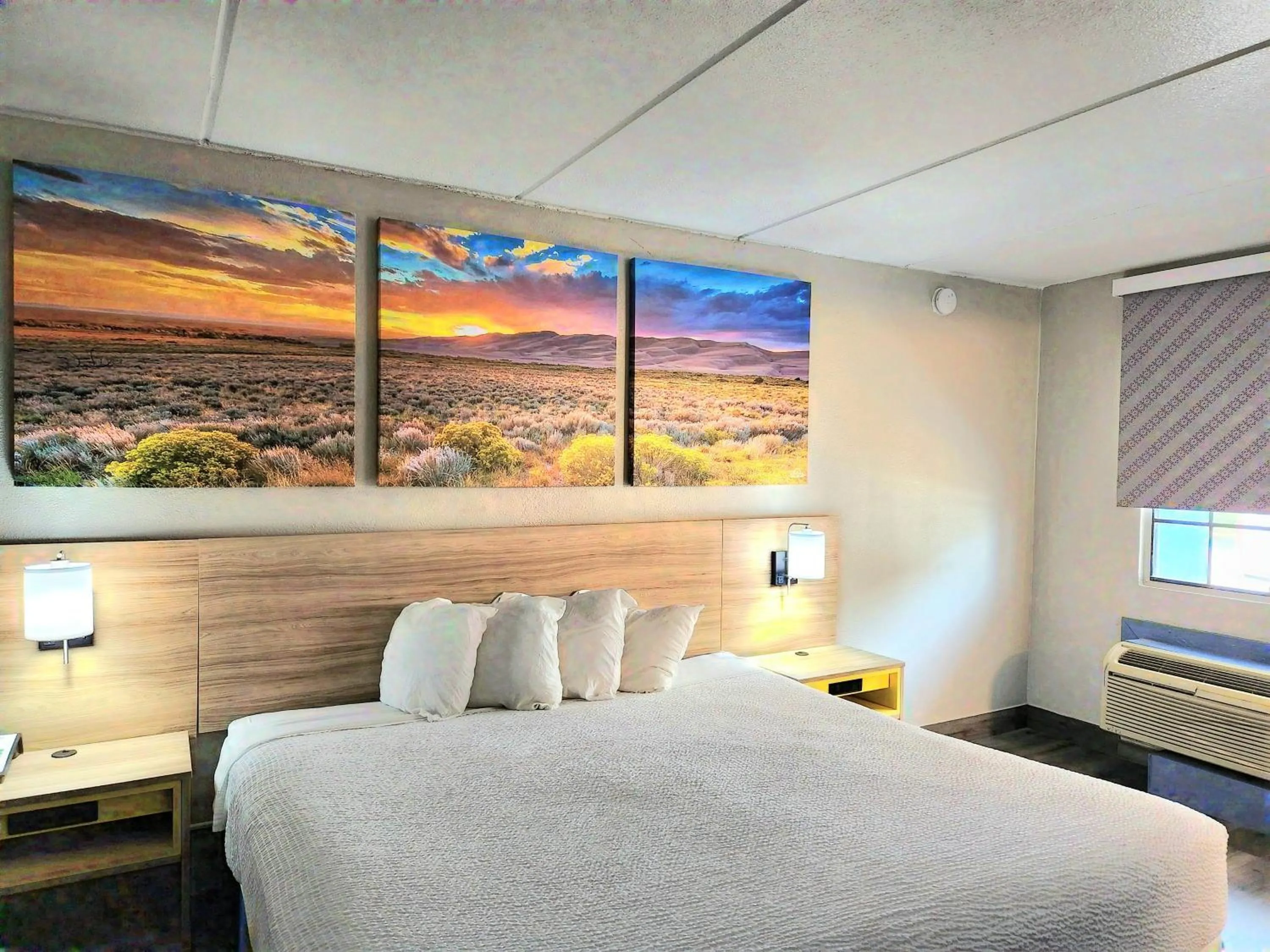 Bedroom, Bed in Days Inn by Wyndham Houston